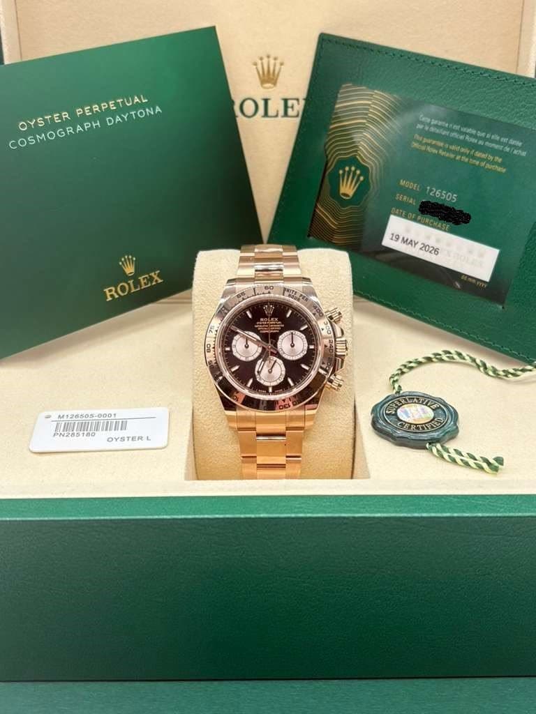 May be an image of wrist watch and text that says 'PERPETUAL DAYTONA COSMOGRAPH OYSTER OLE 바석이 protcs MODEL126505 MOOEL126505 MODEL MAY 2026 ROLEX سلخطن M126505-0001 M126505…