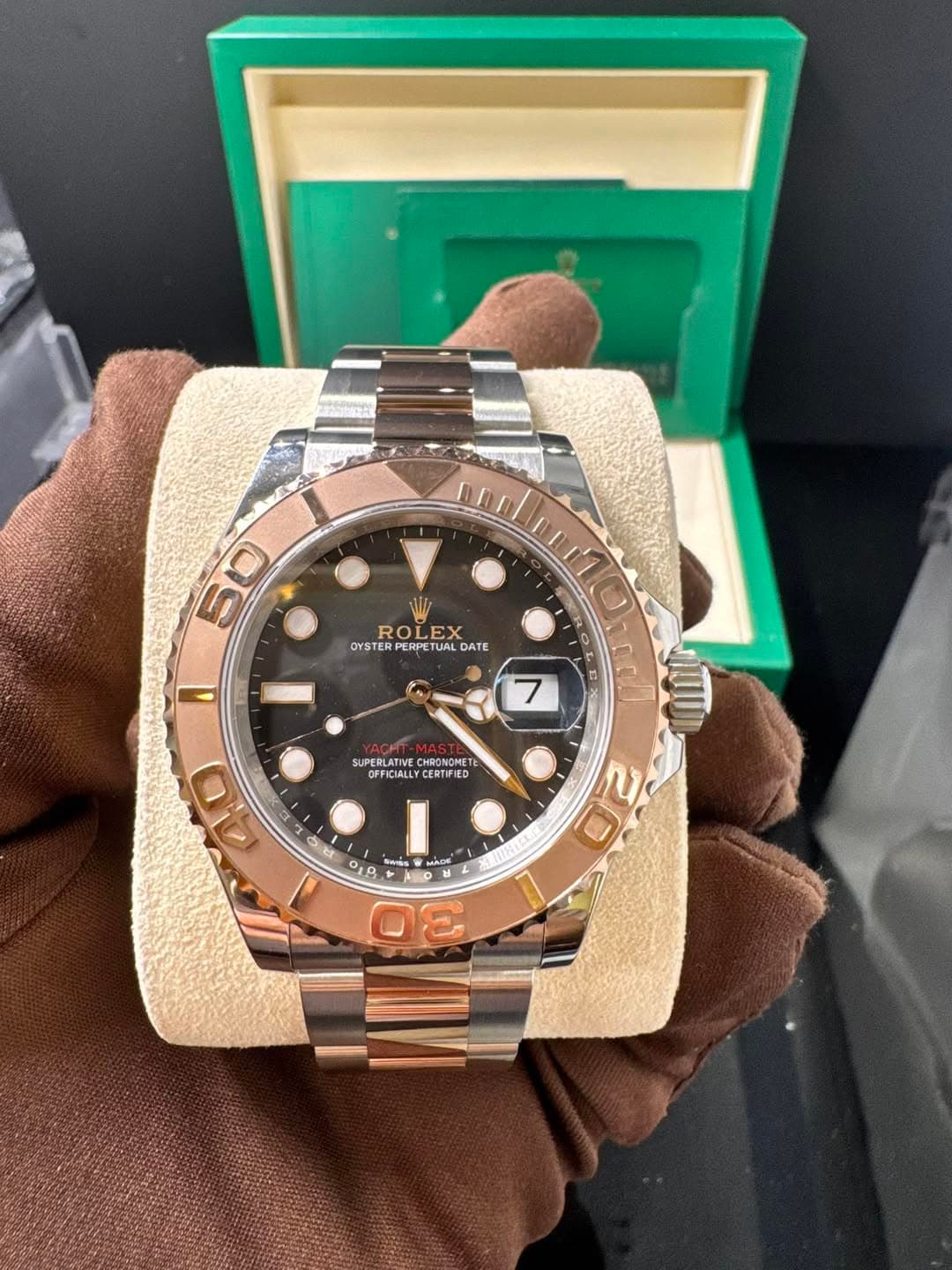 May be an image of wrist watch and text that says '50 ROLEX OYSTER PERPE PERPETUAL ROLEX TUAL DATE O 1 ロ SUPERL SUPERLATIVE CHRONOMET OFFICIALL FFICIALLYCERTI CERTIFIED a awiks MAD…