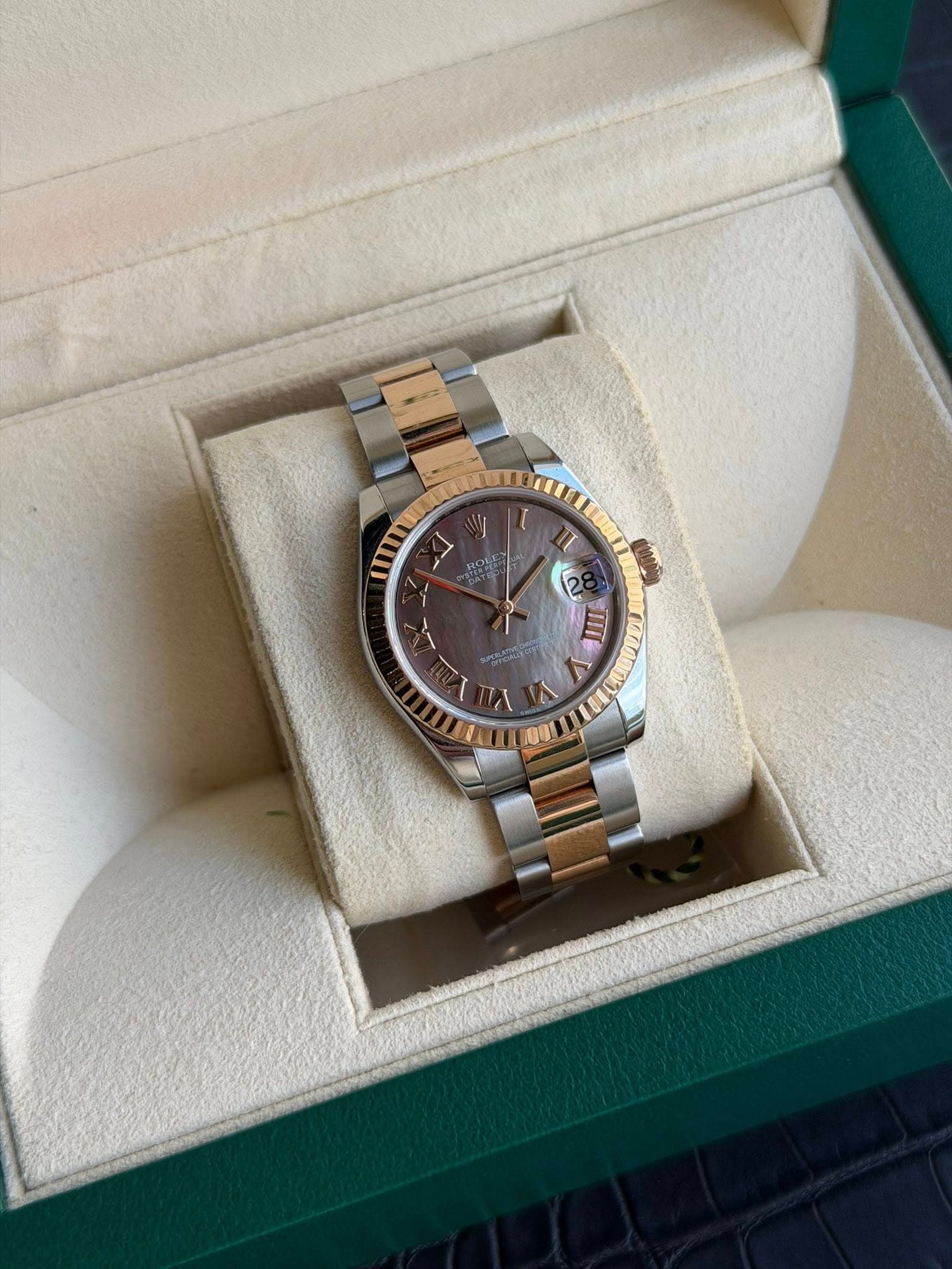 May be an image of wrist watch and text that says 'း 고주 N ስ a DI س'