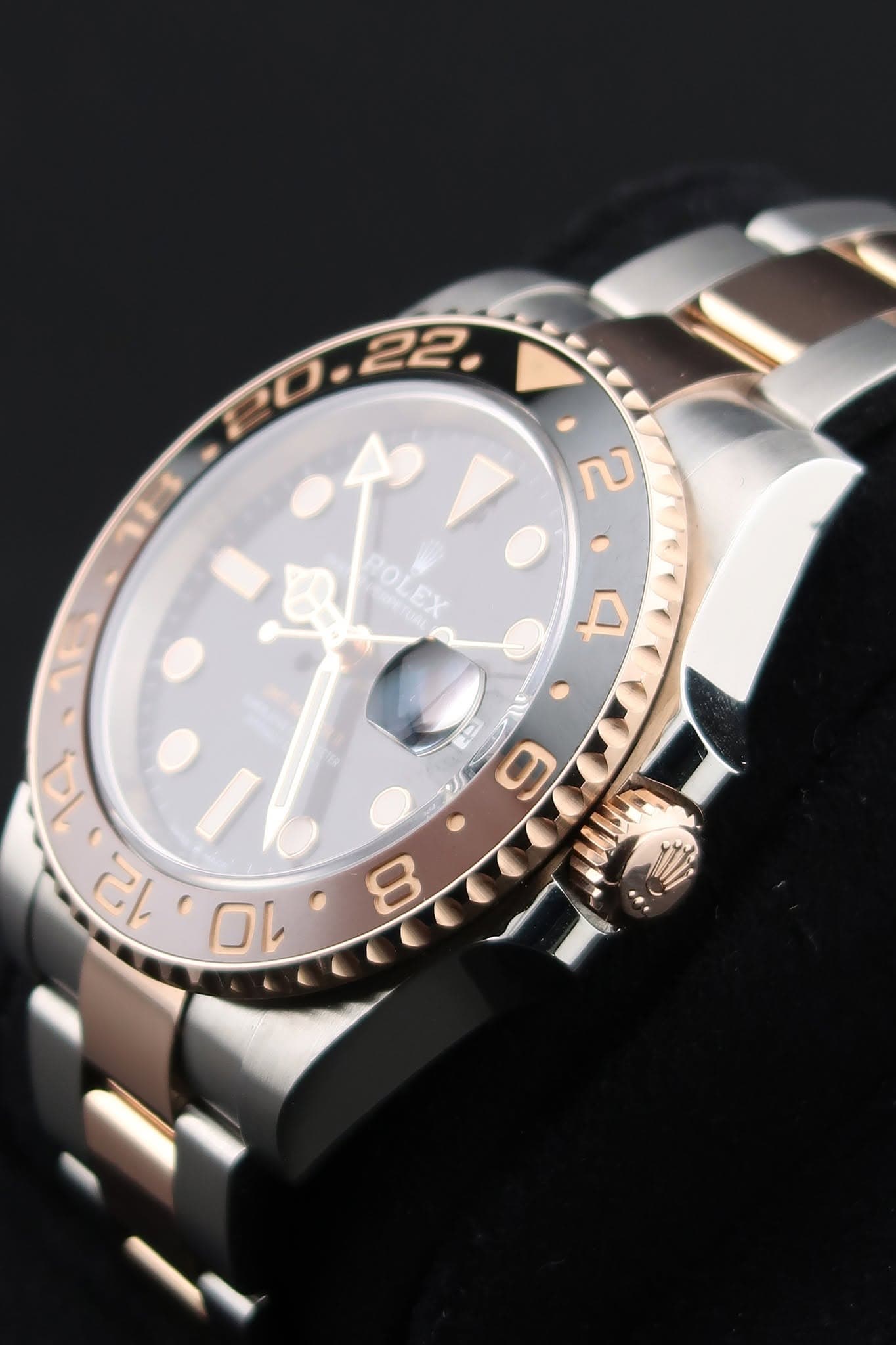 May be an image of wrist watch and text that says '0.22 D. 22. 7 2 ROLEX 4 (む、 O m '