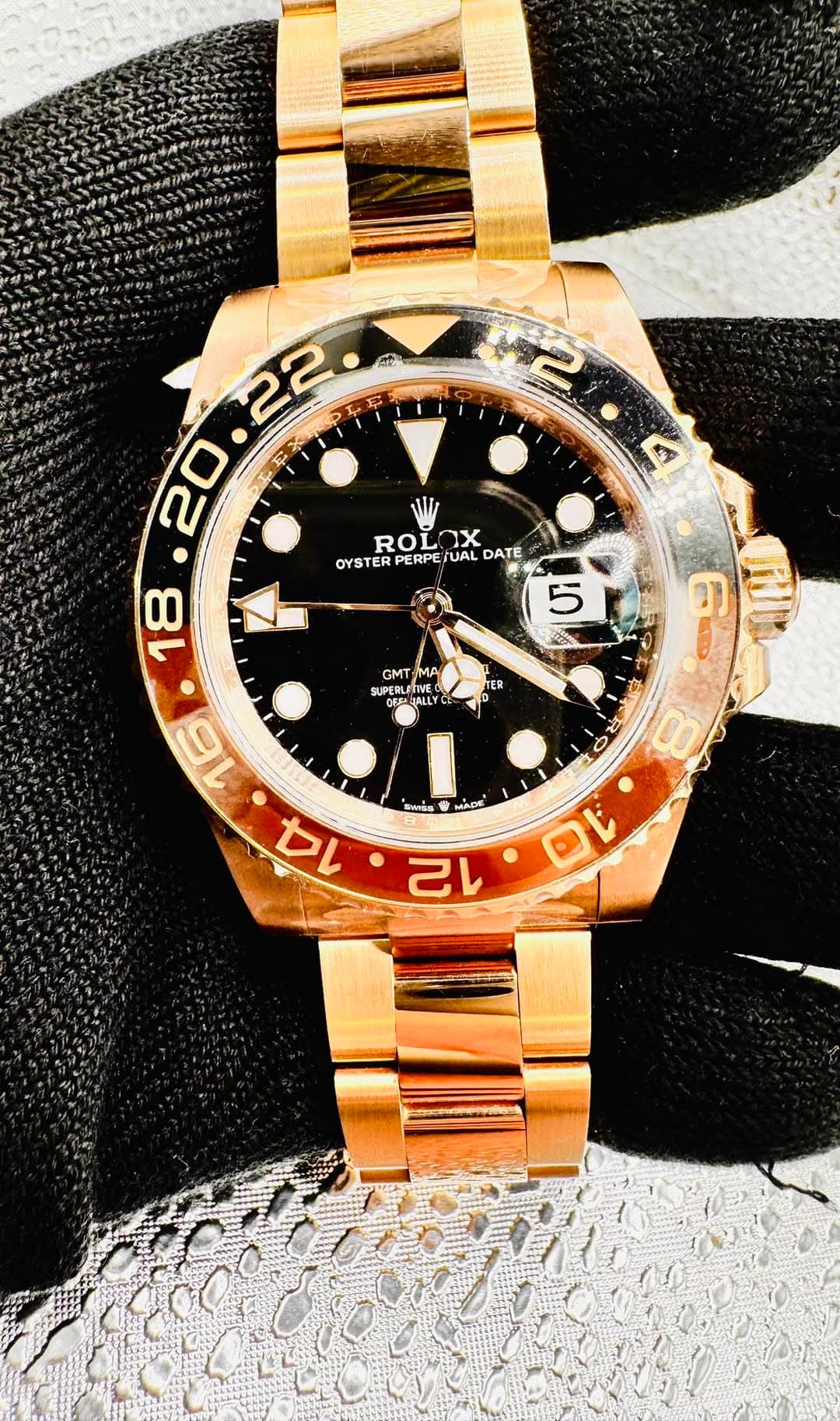 May be an image of wrist watch and text that says 'H2 2 20 E ROL ROLOX LOX OYSTER PERPE TUAL DATE D 5 പകര GMT MA SUPERLITIVE DERLETIVE IEC CHAQALLY TER ب ws 安 MADE Lcd 8 កា'