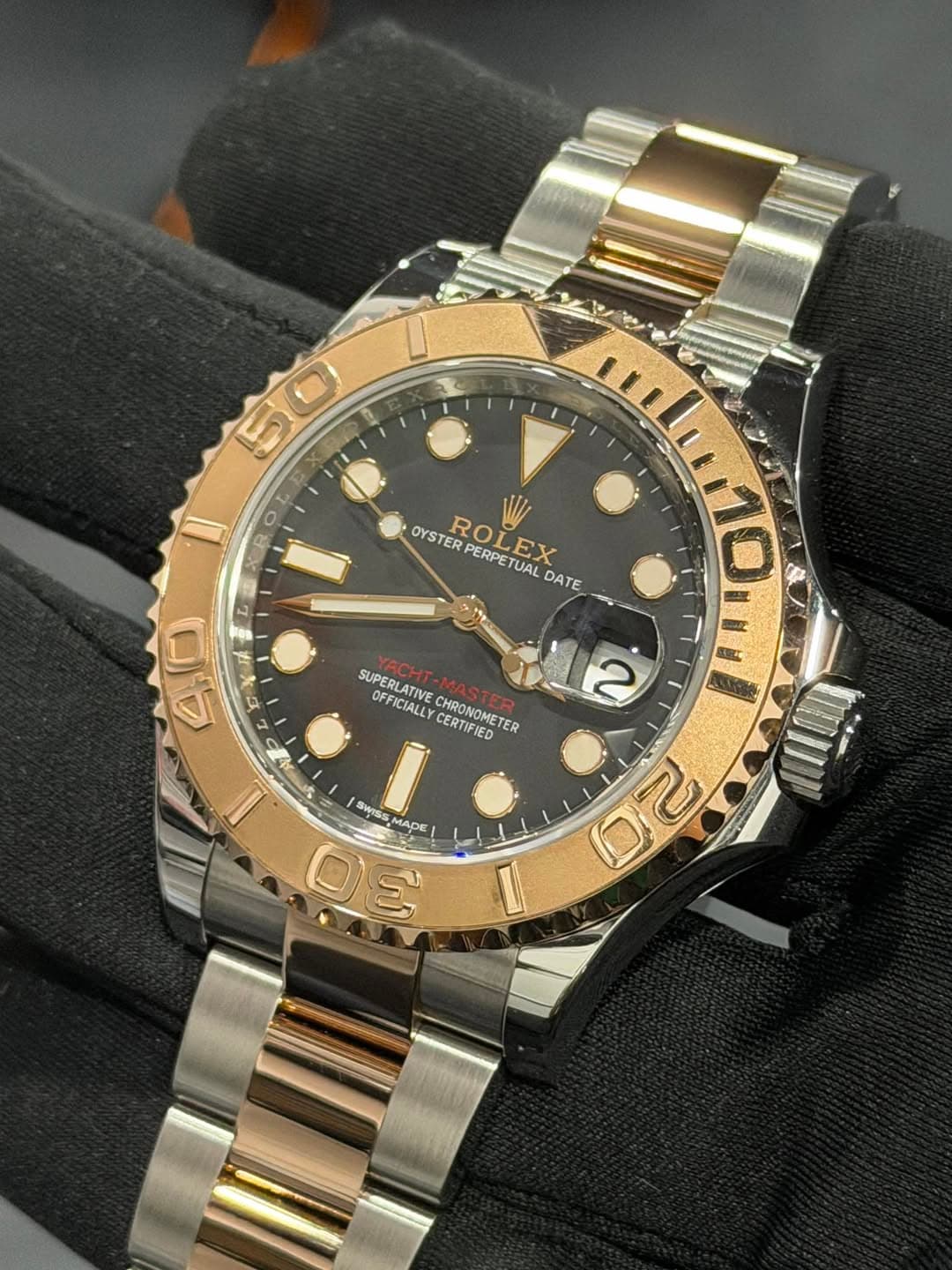 May be an image of wrist watch and text that says '50 5 O OYSTER ROL PERPE ROLEX EX UAL DATE ភស្លា L 40 4 EM ب 1 SUPERLATIVE OFFICIALLY FFICIALLYCERTIFIE CHRONOMETER CERTIFIED 2…