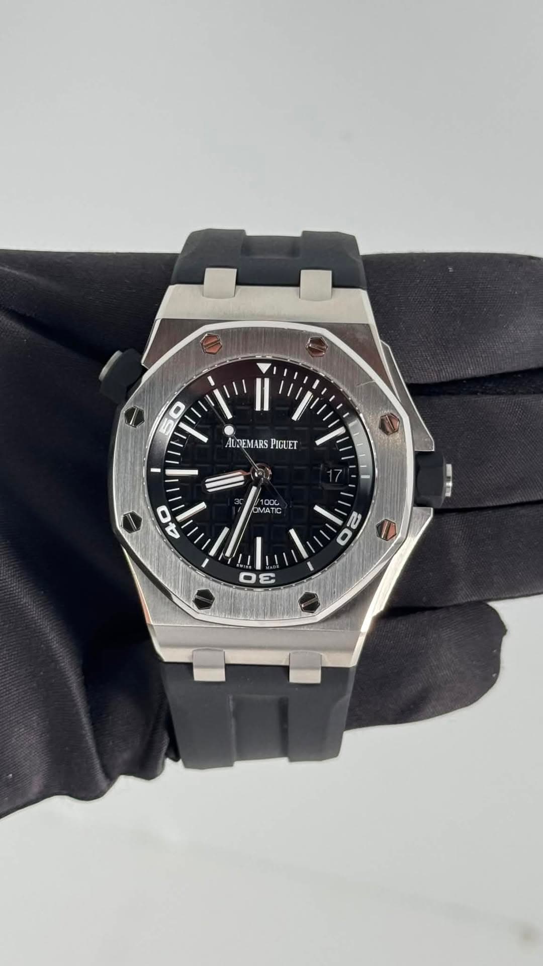 May be an image of wrist watch and text that says 'O ALZEMARS PIGUET OMATIC 40 D I 2 گ O Οε'