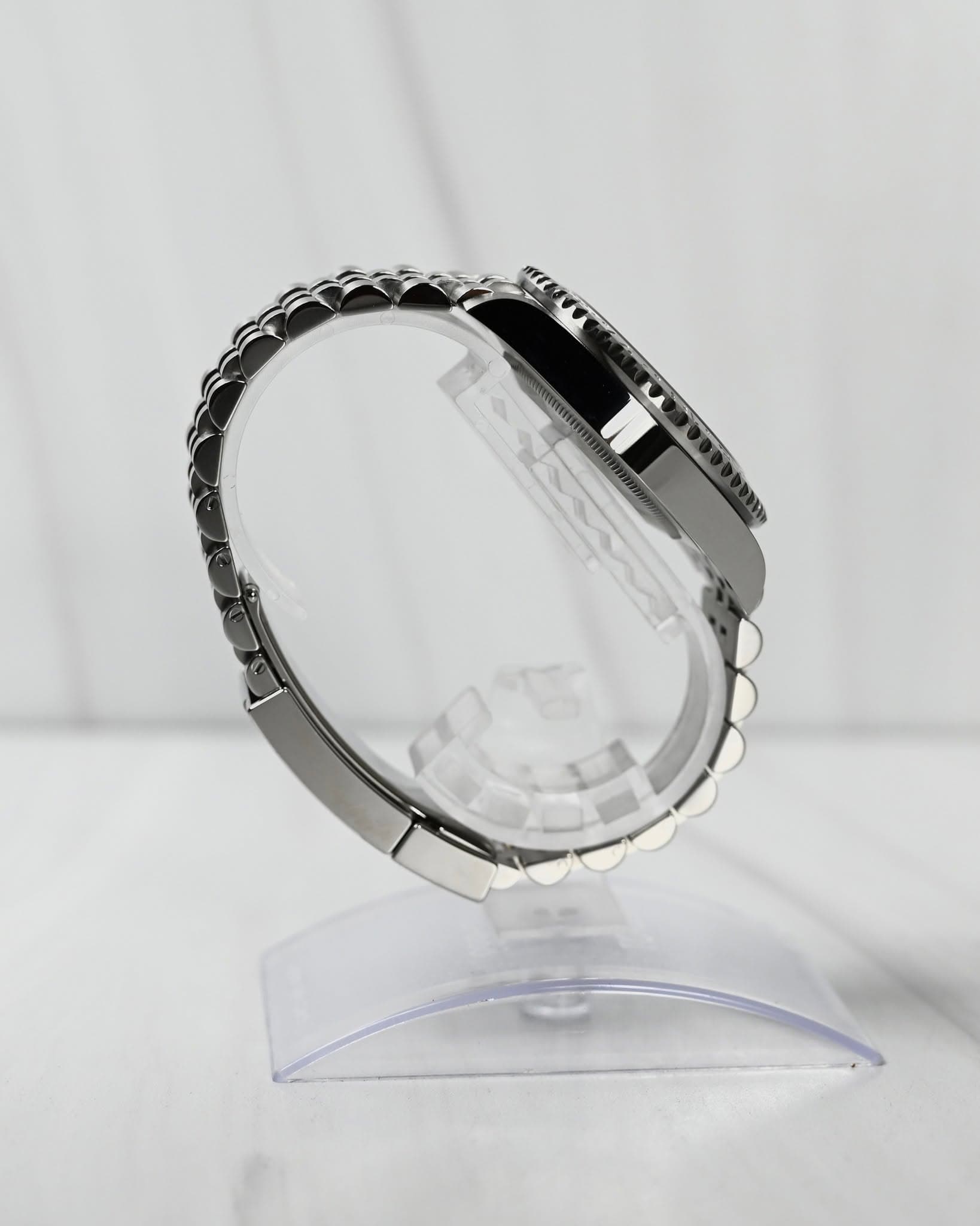May be an image of jewelry, wrist watch and text that says 'I V'