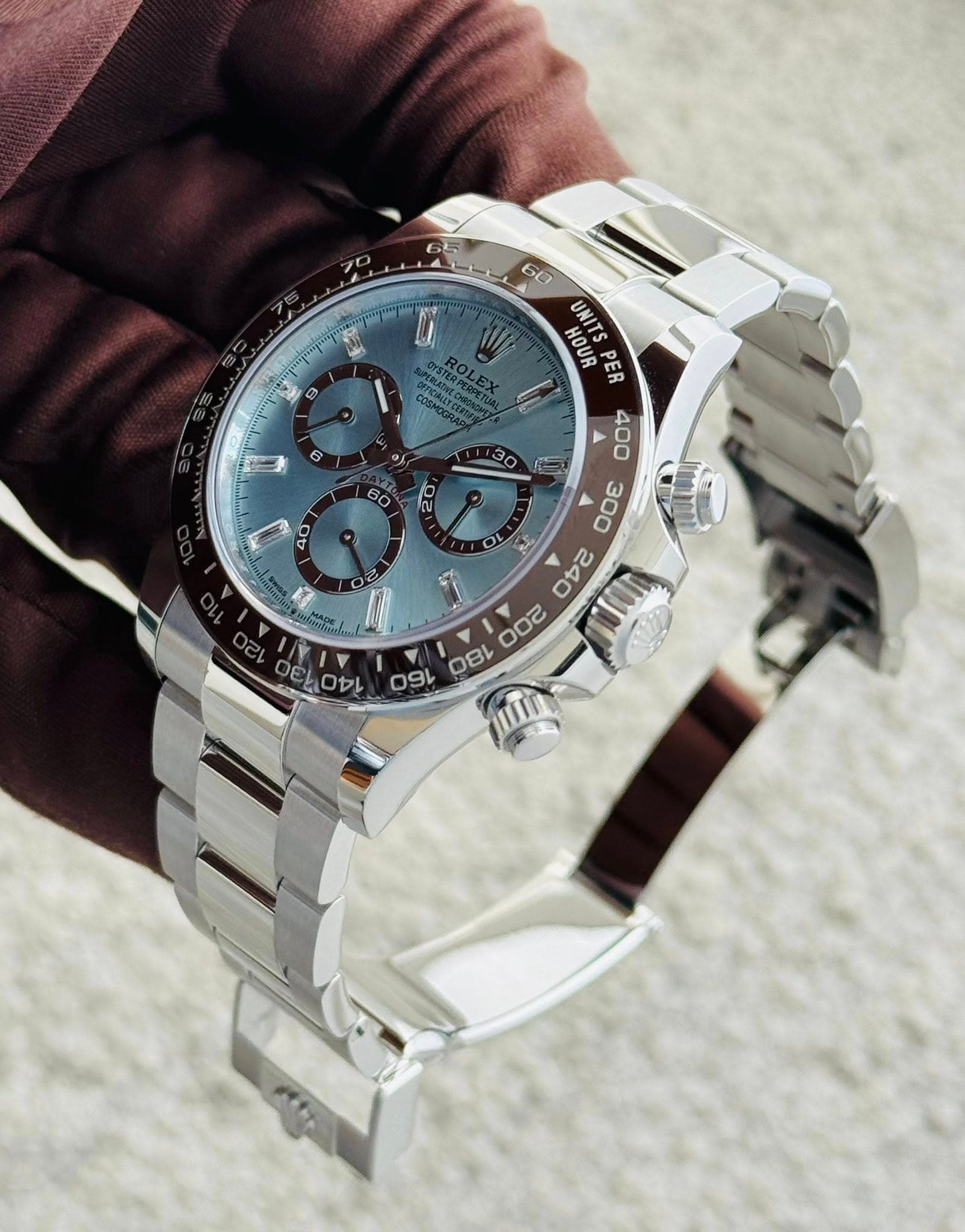 May be an image of wrist watch and text that says 'Θ FCALLTGER OSTESEX ROLEX We B HOUR UNHOUR UNI UNITS PER 000 SOO TIUT 220 Da 190 0 0 OL 2 1 40'