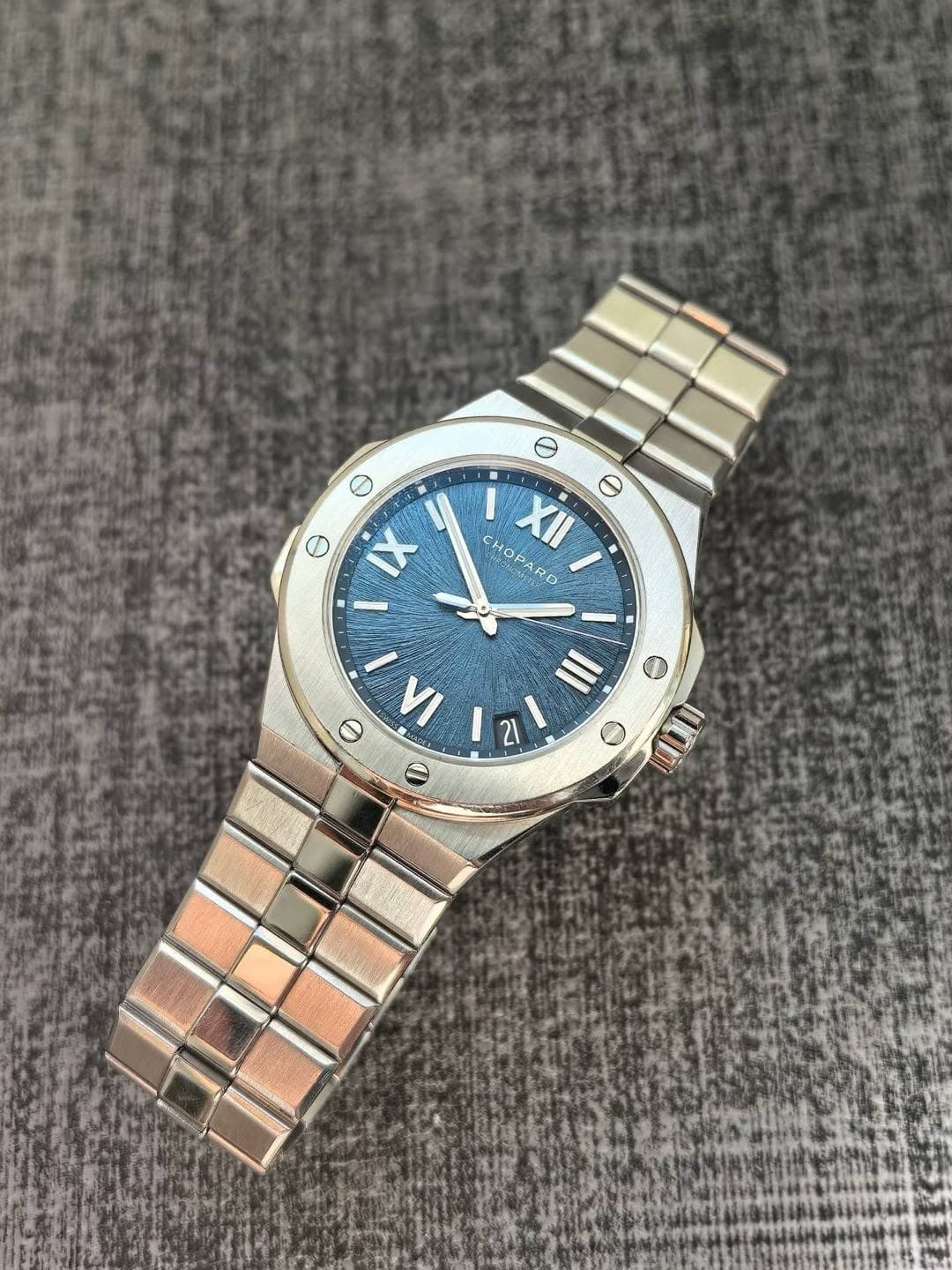 May be an image of wrist watch and text that says 'Θ Θ IX Θ Θ CHOPARO HO XII MARO 20 Θ I ١٨ e 21 I Ο O UCI'