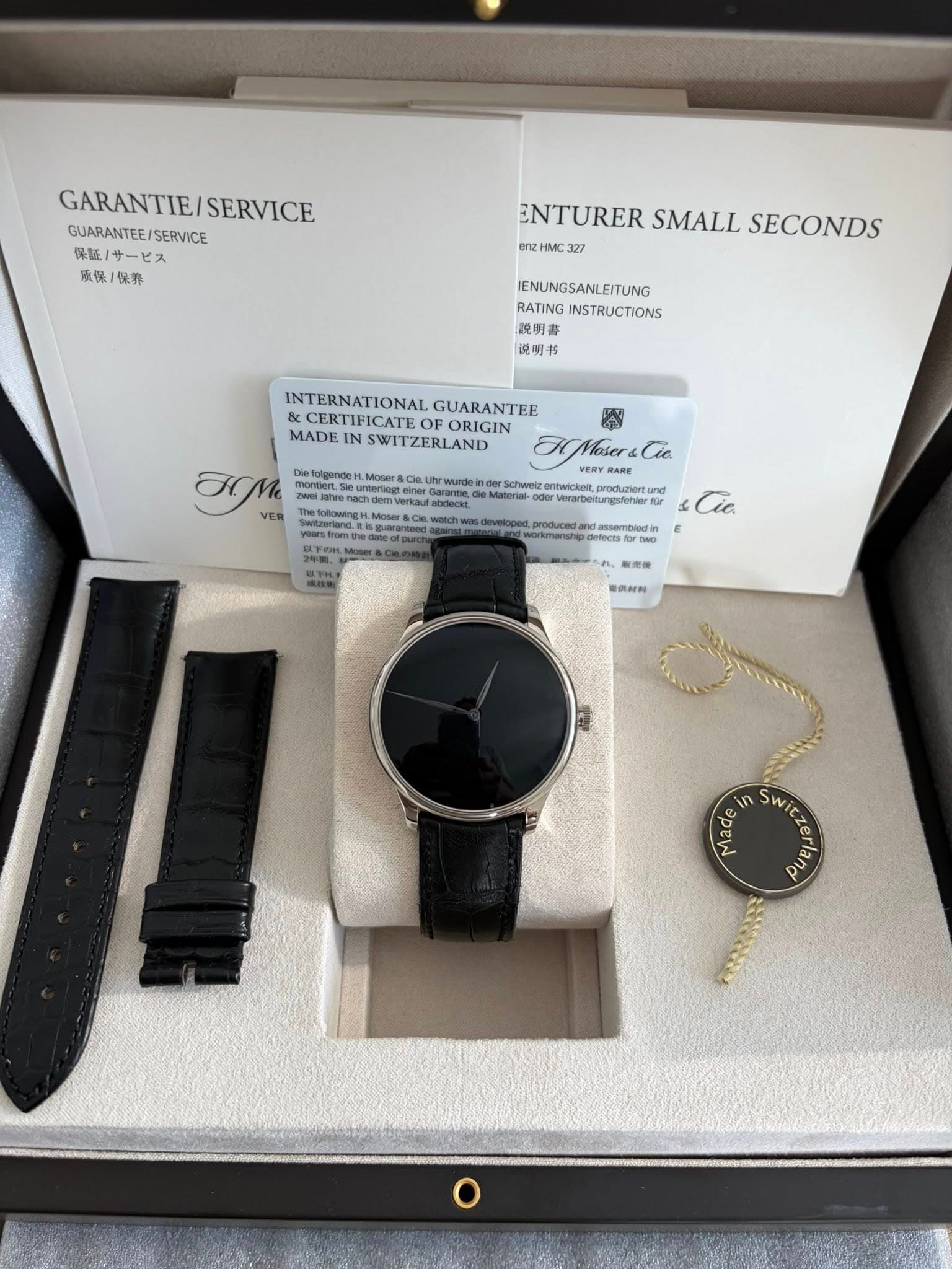 May be an image of wrist watch and text that says 'GARANTIE/SERVICE SERVICE GARANTIE/ GUARANTEE/ GUARANTEE/SERVICE SERVICE 保証 保証/サービス 保証1号・ サービス ビ 原保 保养 ENTURER SMALL SECONDS enz…