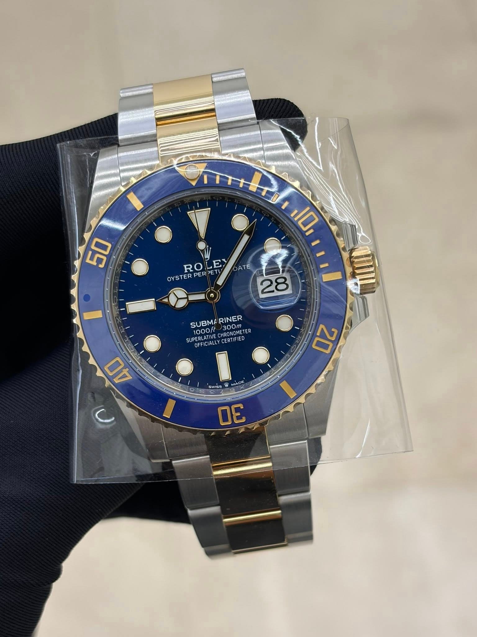 May be an image of wrist watch and text that says '50 l 10, RO ROLE E TE OYST OYSTERPER 28 SUBMA SUBMERINER RINER 1000/ 300m oeTca ECIALLYCERTIFIE 40 20 MADE ل ١ 30'