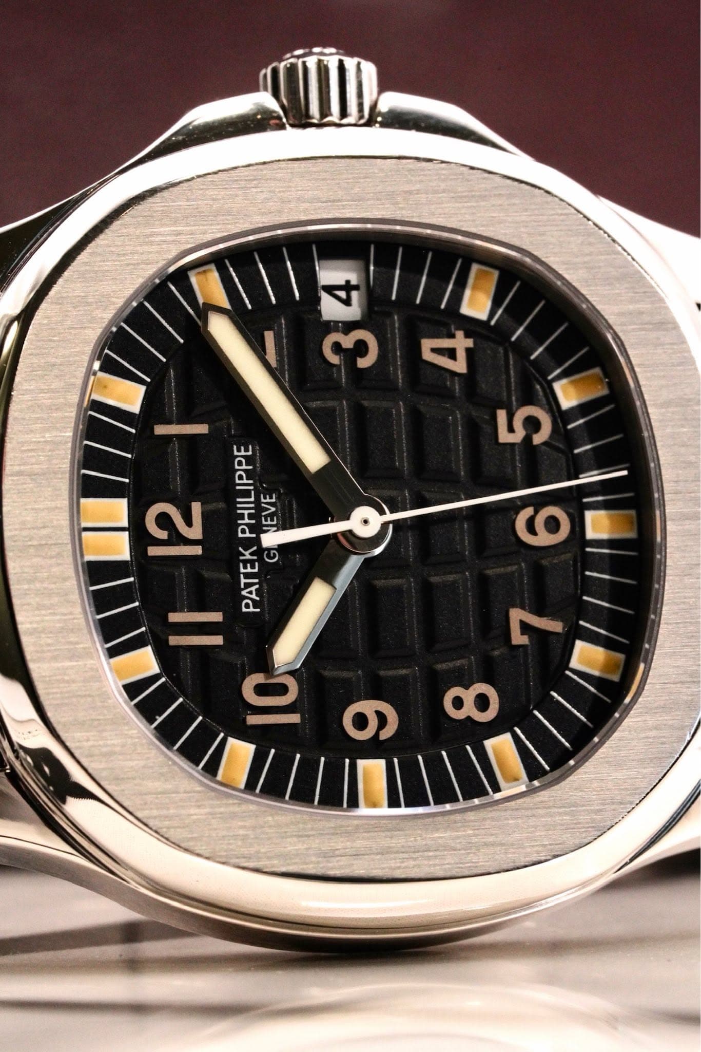 May be an image of wrist watch and text that says '38 ব 5 و 1 12 PHILIPPE PATEKPHILIPPE GINEVE NEVE K II PATE II 10'