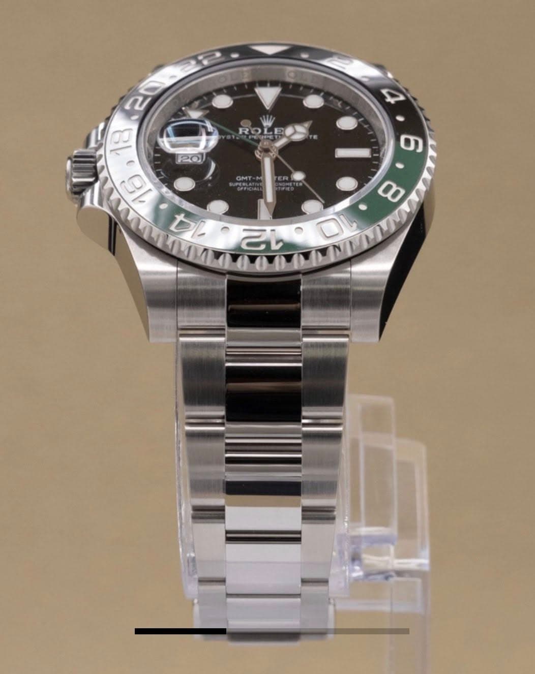 May be an image of wrist watch and text that says '4 ROLEO PO A さ TN 8 10 0'