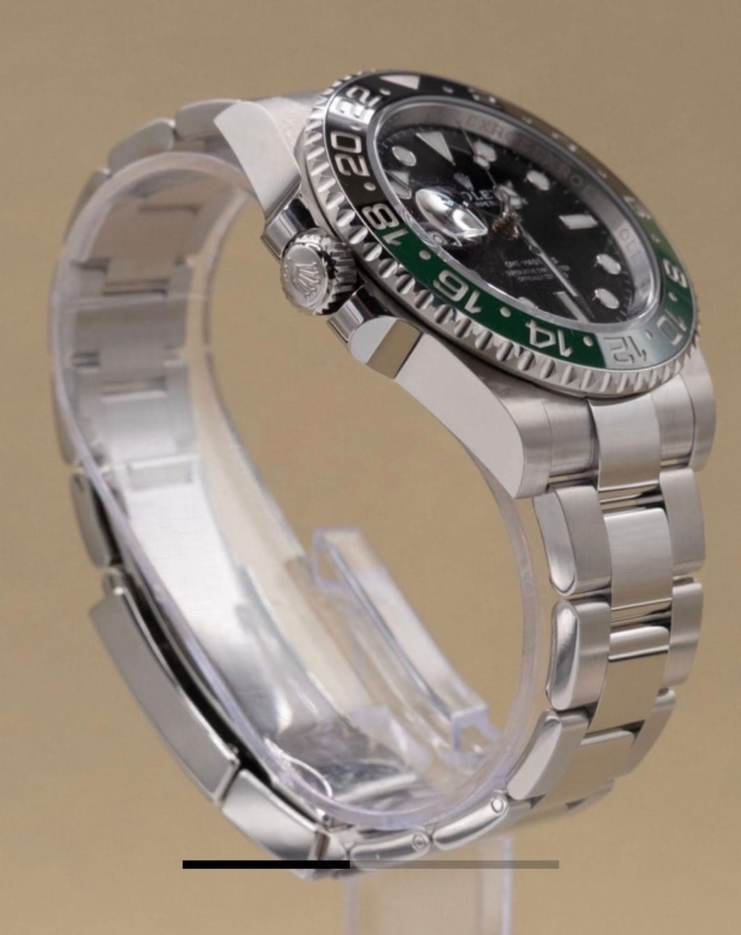 May be an image of wrist watch and text that says '22 U 00 G t O 12'
