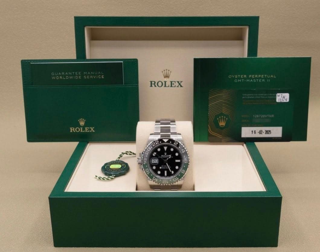 May be an image of wrist watch and text that says 'w ROLEX ROLEX WZ OH'