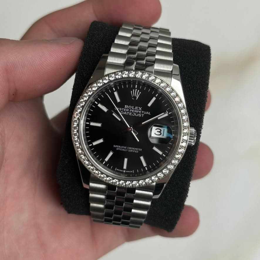 May be an image of wrist watch and text that says 'TERP ROL EX TER ERPERPE AT CRPETU RPE u UAL JA US JUST 3 C ዱ شن ¥'