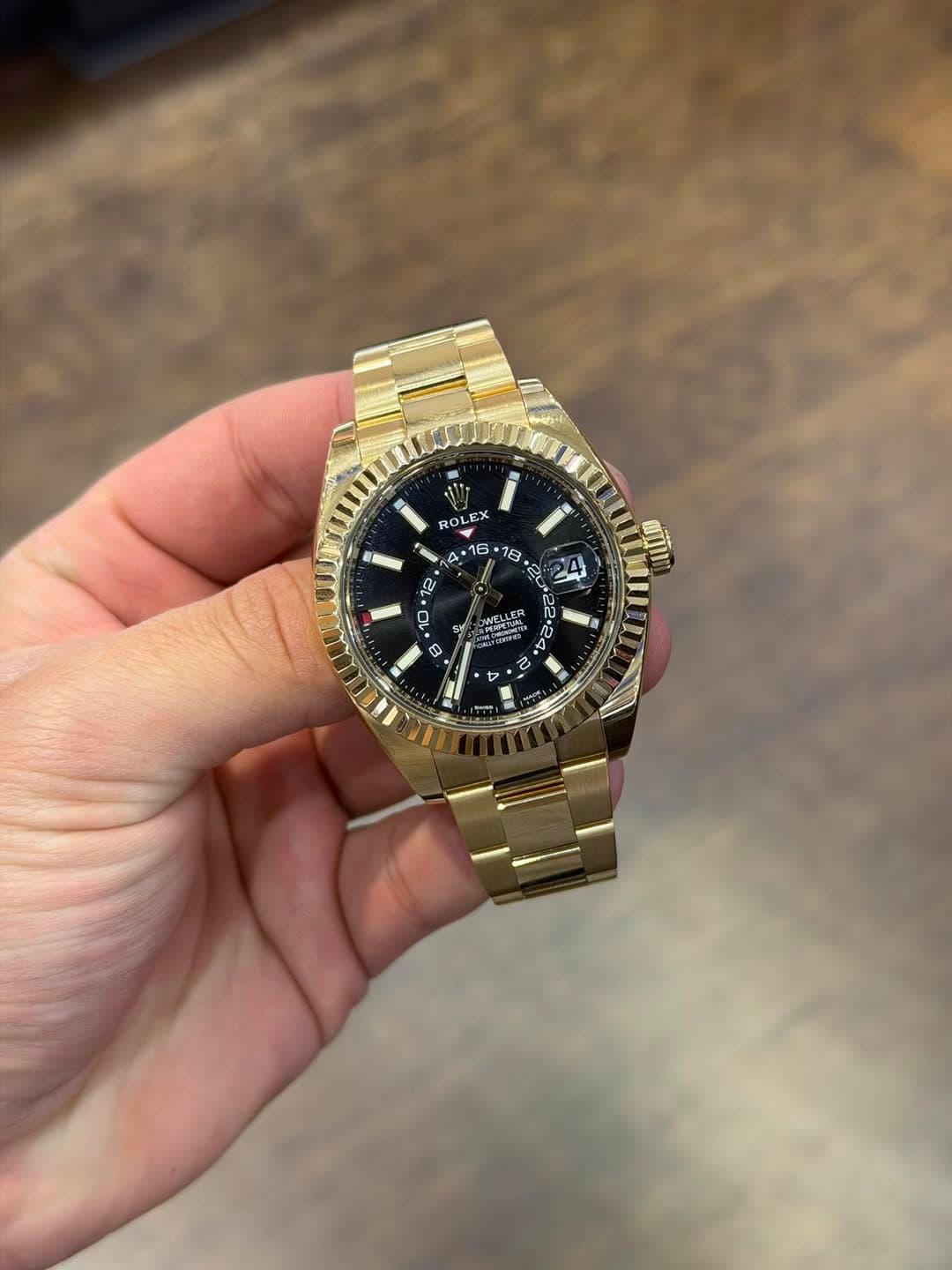May be an image of wrist watch and text that says 'ROLEX EX H U A A 1E 16 18 ላይ ٣ มิ 2i 2 4'