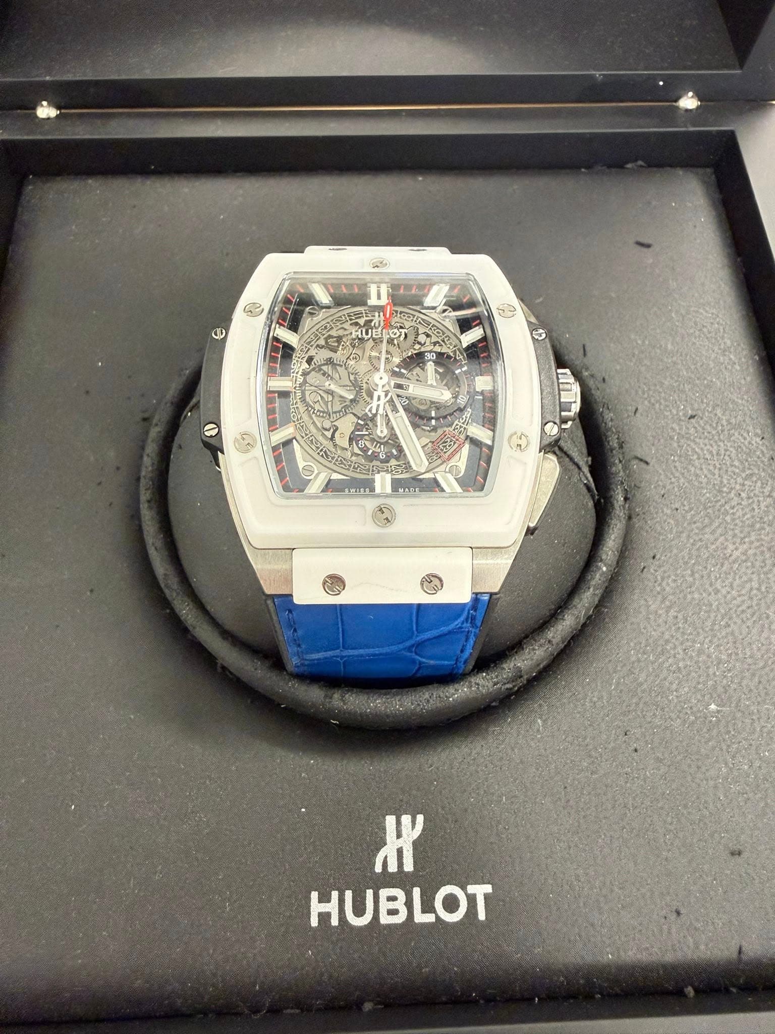 May be an image of wrist watch and text that says '75 9 LOT R 10 F ቤጣን X HUBLOT'
