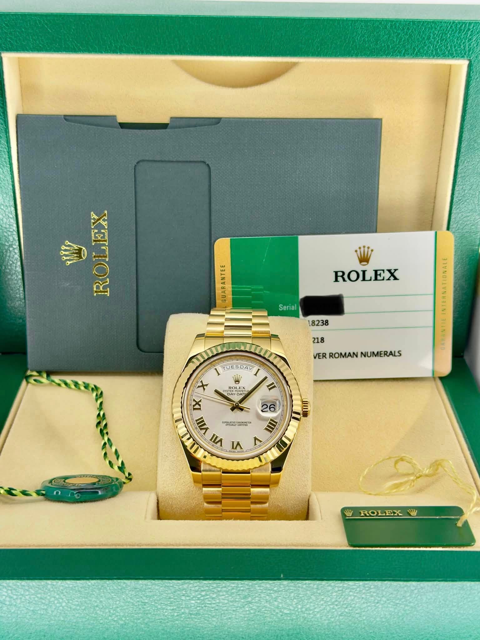 May be an image of wrist watch and text that says '白兰 ROLEX ROLEX Serial 18238 GEEDAY 218 VERROMANNUMERALS VER ROMAN NUMERALS ROLEX OLEX CYDE AE II 26 X IX VIII ุทบท E VI 5 < MOL…