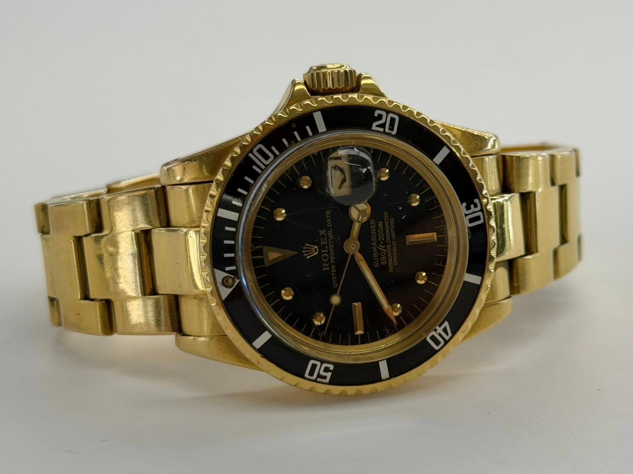 May be an image of wrist watch and text that says '20 0t 09'