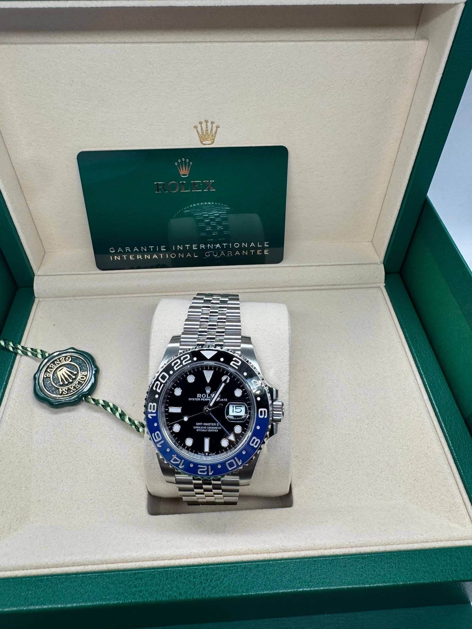 May be an image of wrist watch and text that says 'INTERNATI ENEG A 定催0 100 2 2 つ ΚΩЛ Pa ROl '