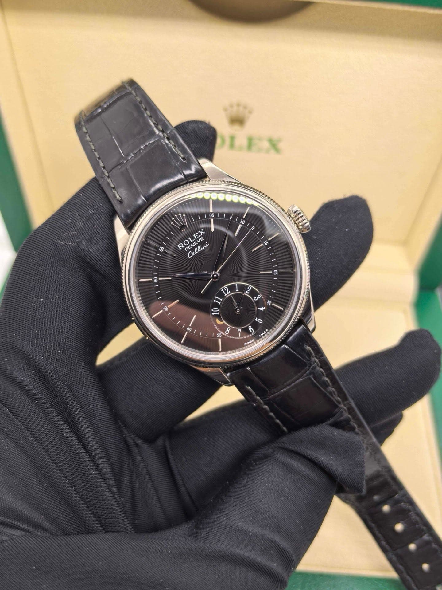 May be an image of wrist watch and text that says 'LEX 55 ROLEX GENEVE دت Cellini 1 o '
