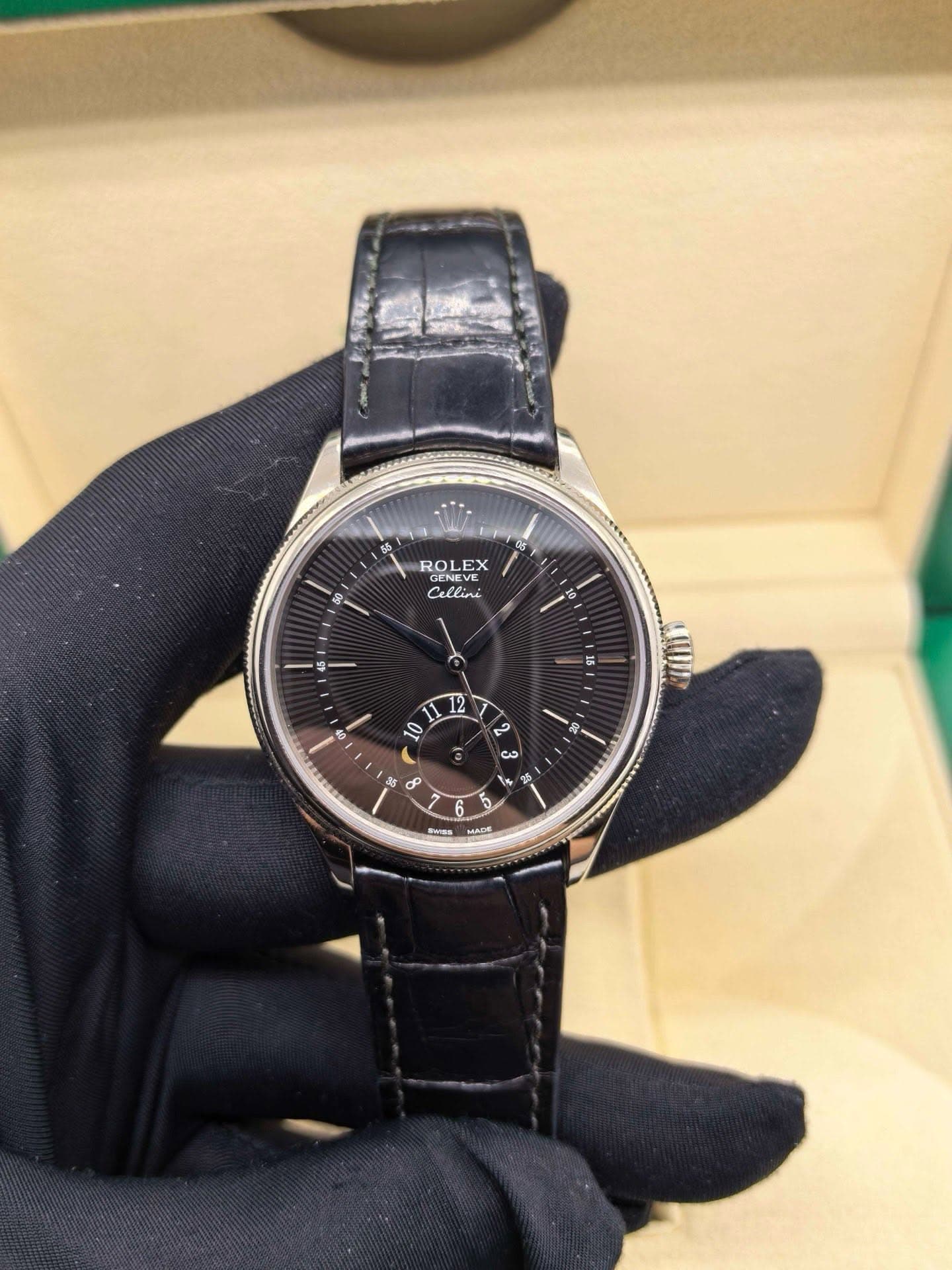 May be an image of wrist watch and text that says '55 ROLEX VE ROME ROL EX GENEE Cellint I 1 4 12 O ၃ حن + 8 P V SASS ueG mAи'