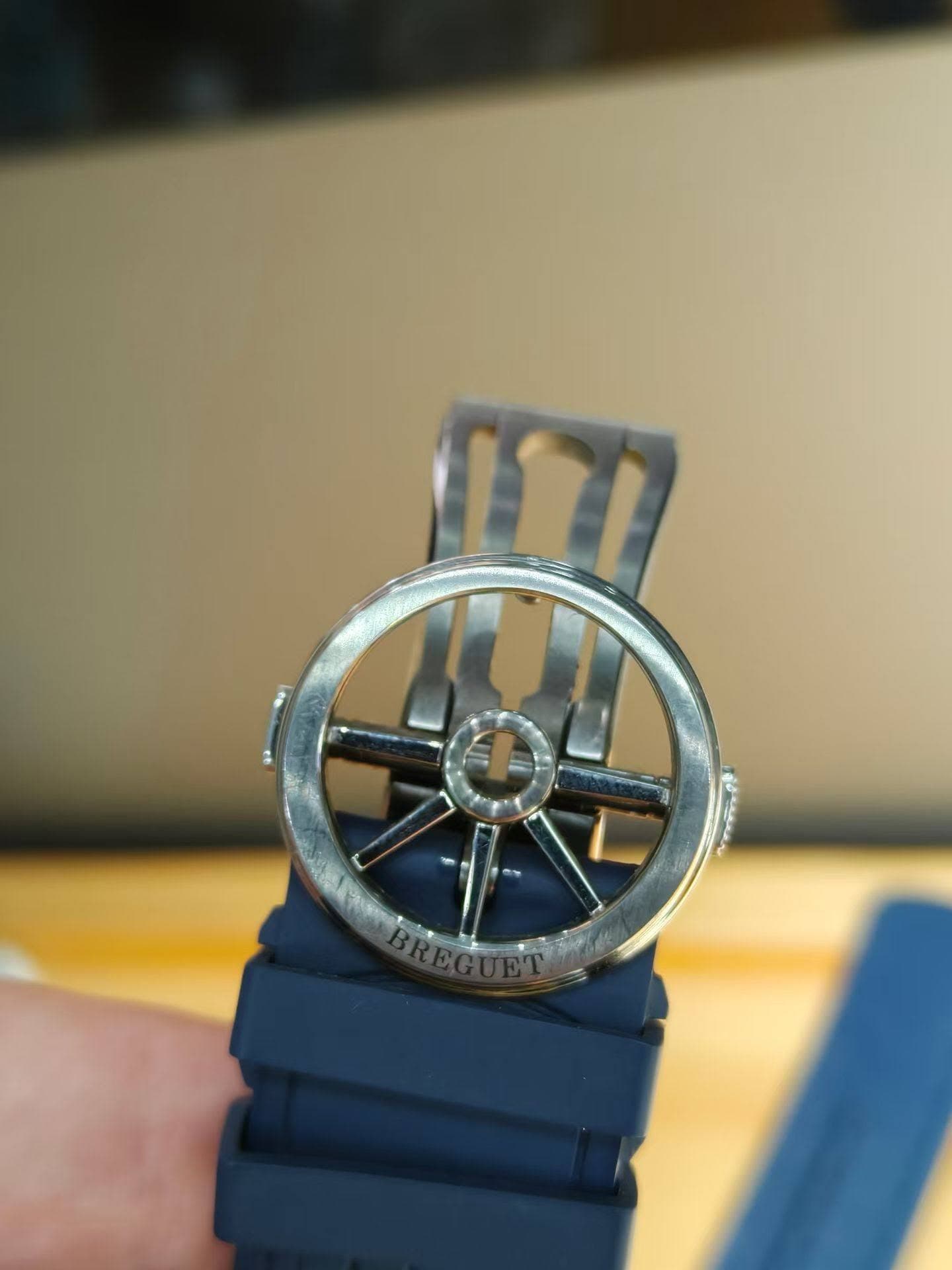 May be an image of wrist watch and text that says 'じ L'