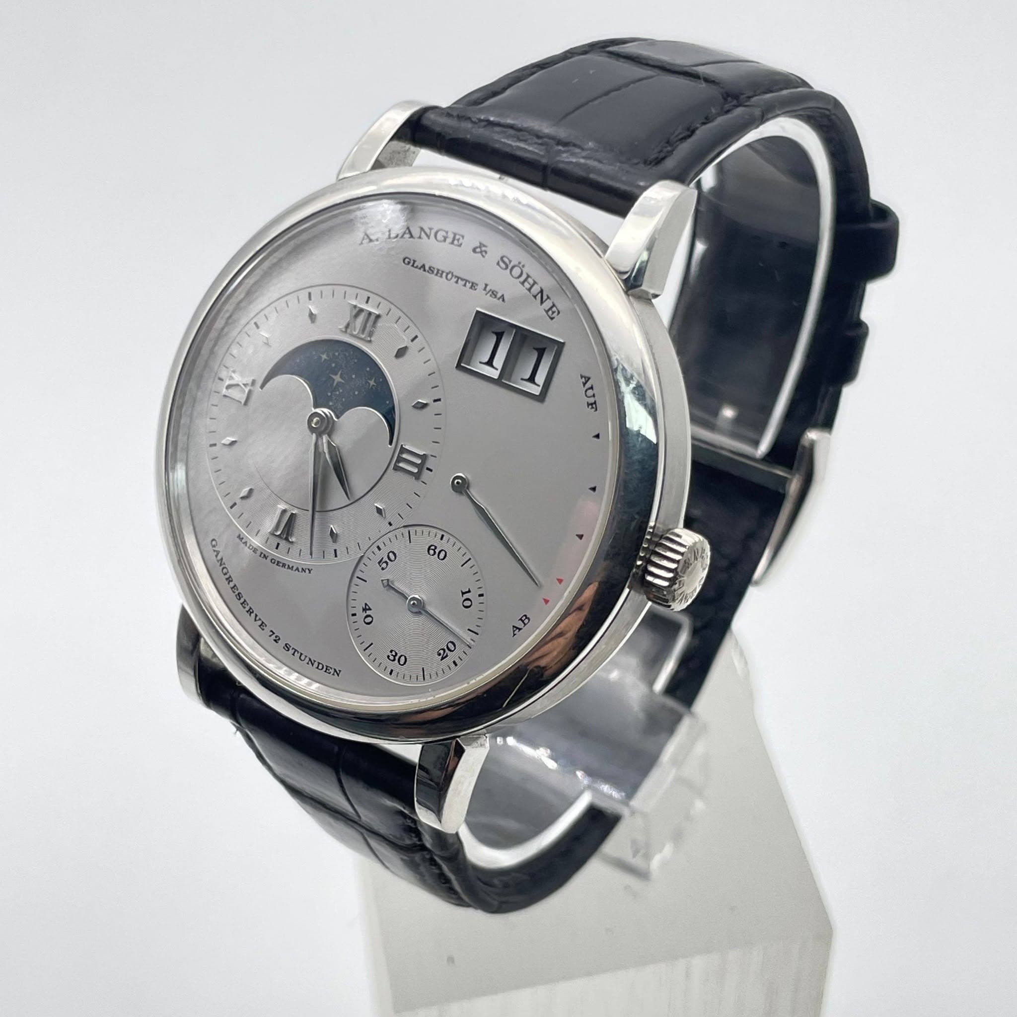 May be an image of wrist watch and text that says 'A LANGE GLASROTTE 0 SSA SOHNE ۱١1 4 YS X C AUF II I နှ0 B0 10 1 20 of STUNDIN ጌ ንስ'