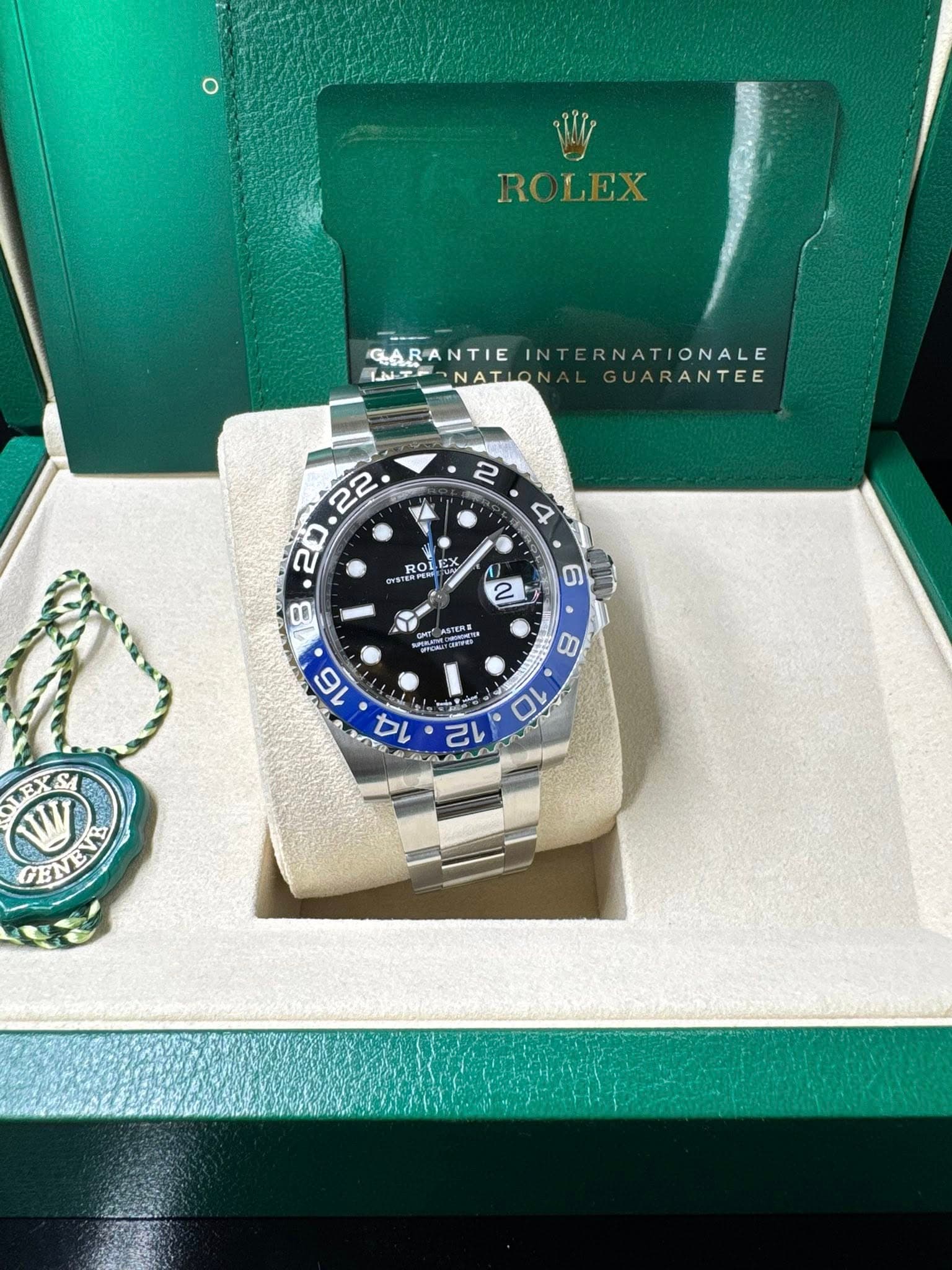 May be an image of wrist watch and text that says 'ROLEX SARANTIEINTERNATIONALE ERNA GARA NTIE GARANTIE INT ERNATIONALE ONALE LNTP NATIONALGUARANTEE NAT NATION RANTEE 2 4 1/ 2…