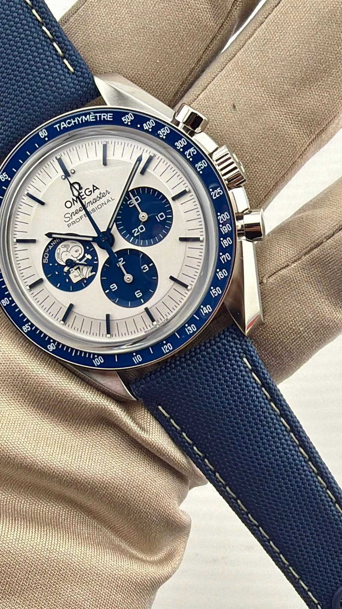 May be an image of wrist watch and text that says '60 TACHYMETRE 500 A0O جه E0 OM EGA master SIONAL Shee POOES PROF 223 O ٥ 20 50 80* O 9 200 igo i8o '