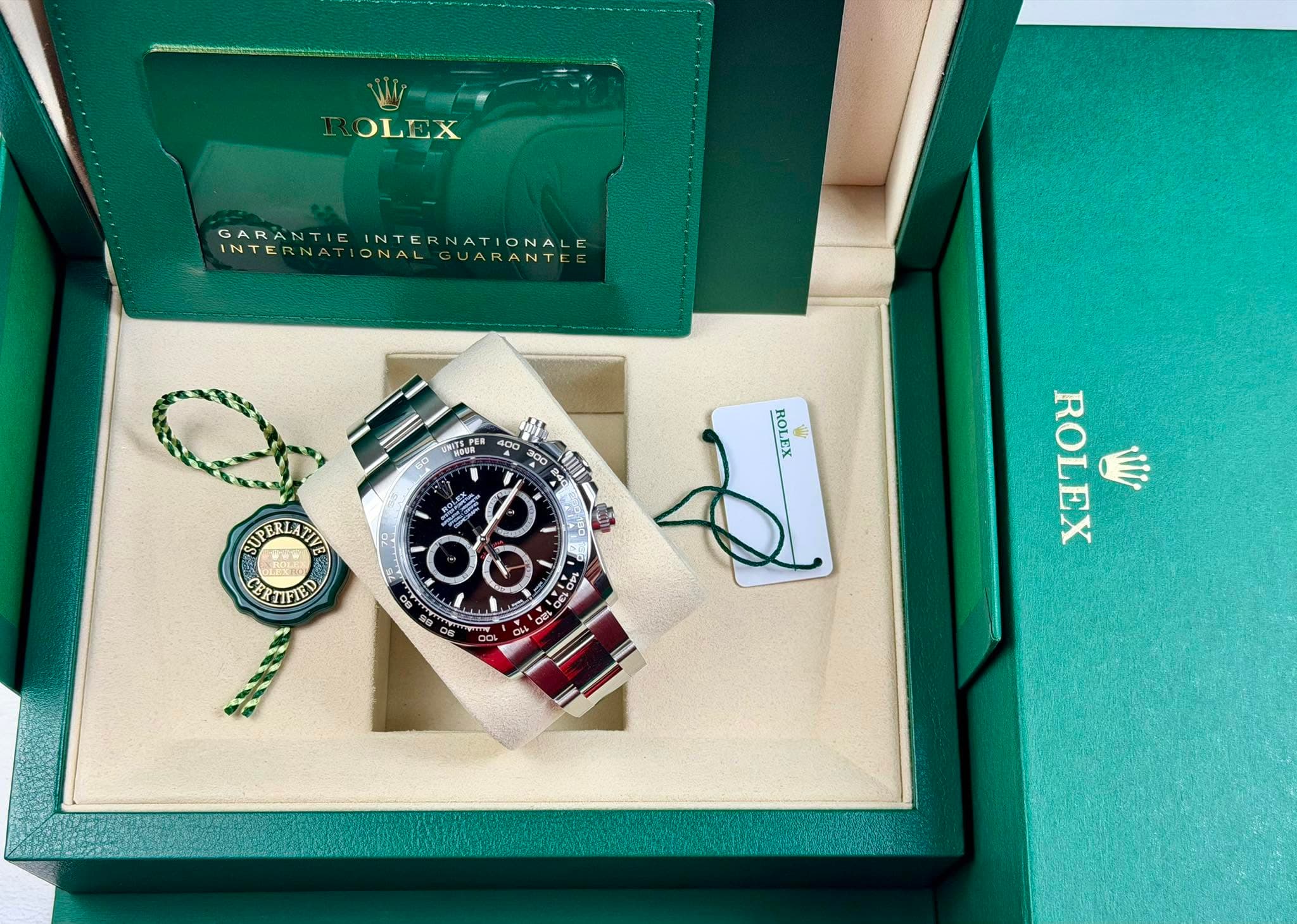 May be an image of wrist watch and text that says 'ROLEX GARANTIEINTERNATIONALE GARANTIE INTE INTERNAT ONALGUARANTE INTERNATIONALE E NATIONAL 17SPE WOUR 400 300 မ ROLE RD0 D…