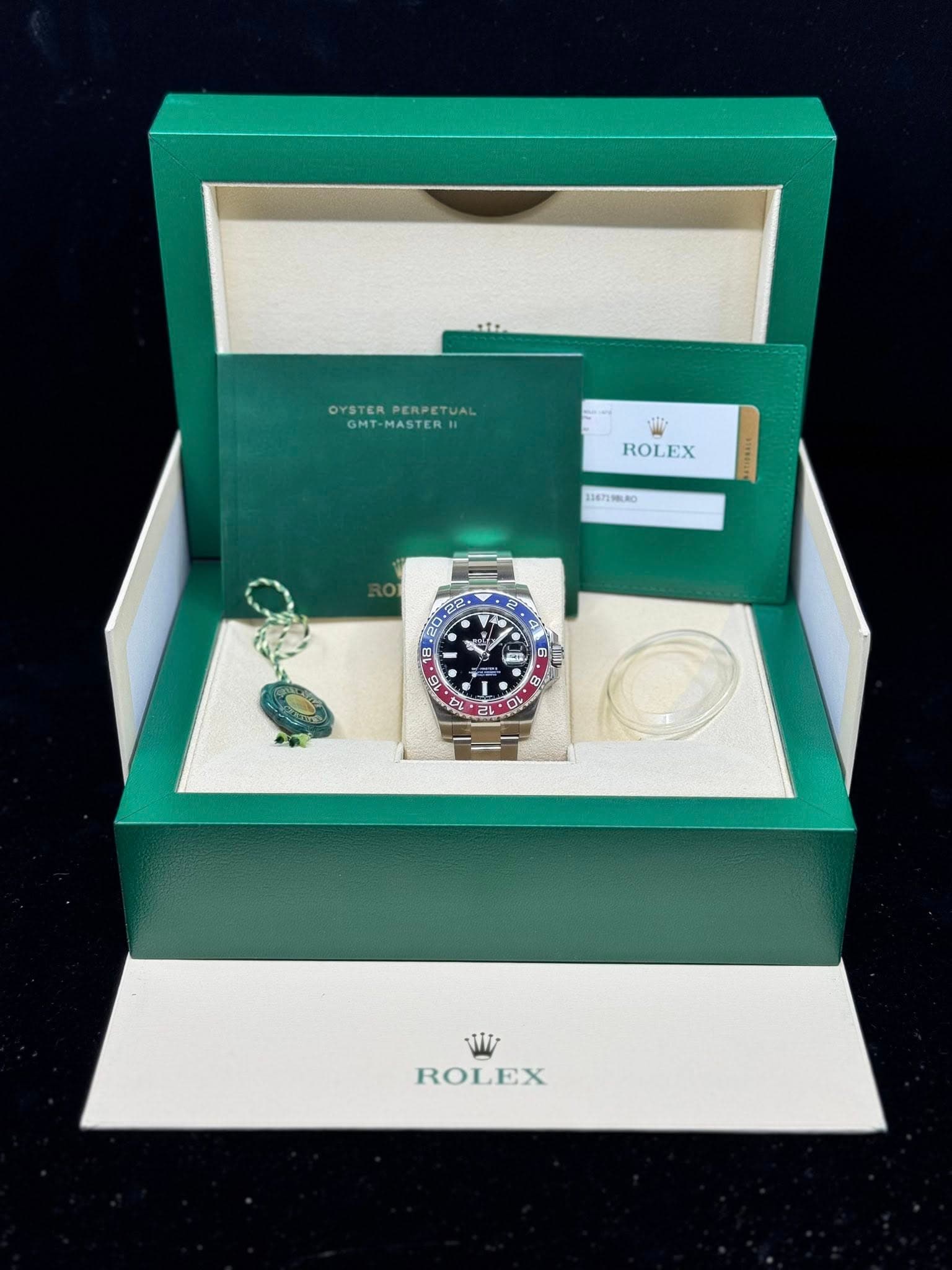 May be an image of wrist watch and text that says 'OYMMASTERN OYSTER OYSTERPERPETUAL GHT-MASTERI ROLEX Лo ۸ 75 18 S D + 8 ㅎ จี F L Oi a WW ROLEX'