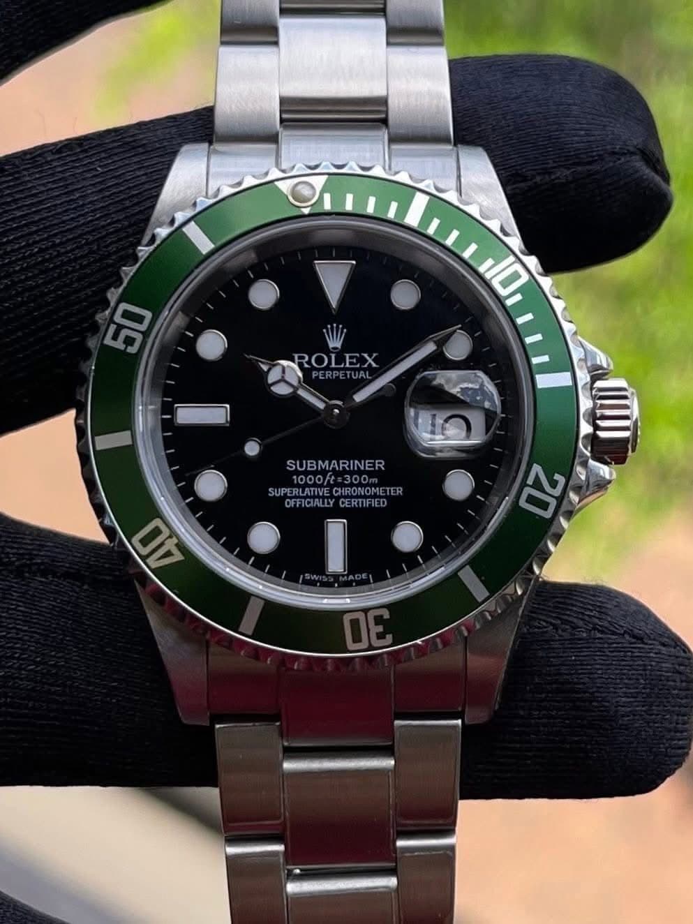 May be an image of wrist watch and text that says '50 10 SUBMARINER SUPERLATVECHRONOMETER 1000/t=300m SUPERLATIVECH IRONOME OFFICIAULYCERDEED I መ 00 40'