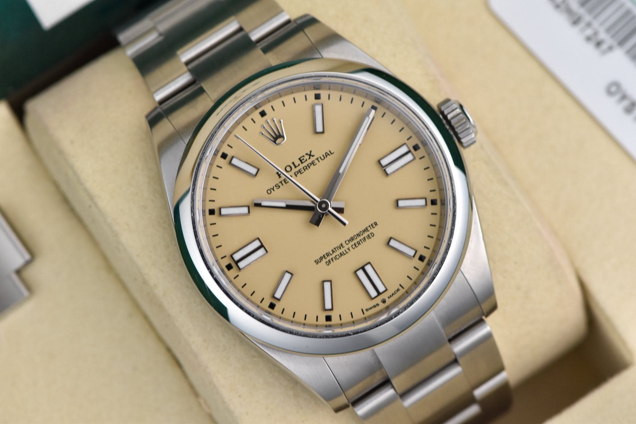 May be an image of wrist watch and text that says 'I LEX PERPETUAL UAL OYSTE Il γΌ HEBDOO CHRONOMETER TER I SUPERLATIVE SUPERLAINLY OFFICIALLY Il MADE| CERTIFIED I I |swss'