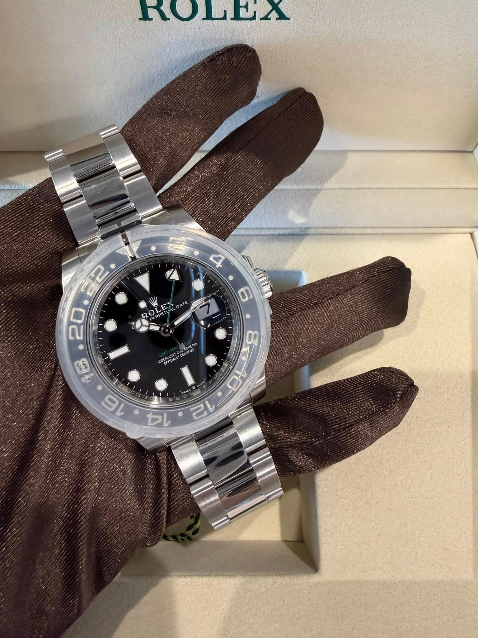 May be an image of wrist watch and text that says 'ROLLA 4 R 6 2 20 በሀ කී ባ 16 1 0 6 8i16 ش A2 わ'