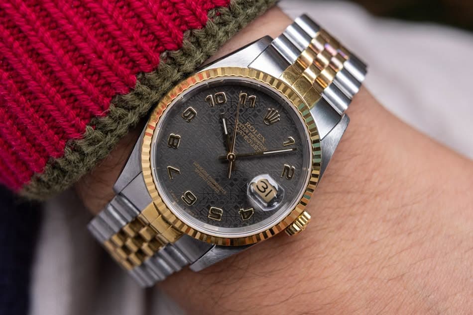 May be an image of wrist watch and text that says '10 9 na زرآآ ERPERPE 9 3 FIIU III'