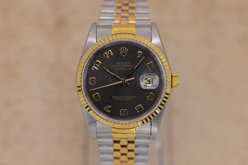 May be an image of wrist watch and text that says '2 ገ1 10 D 8 31 31'