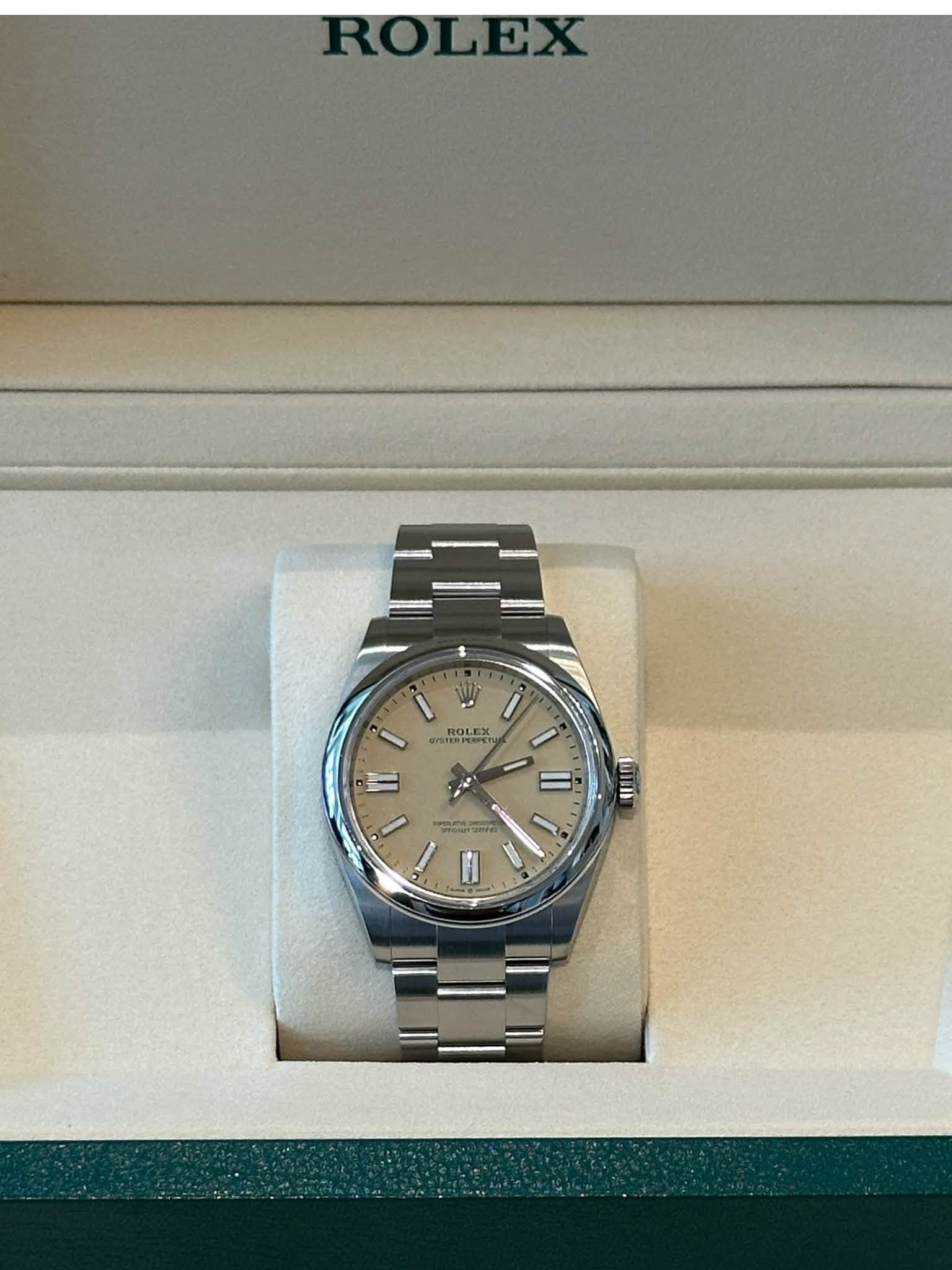 May be an image of wrist watch and text that says 'ROLEX ROLEX 4 TY II I LM0 21 ='