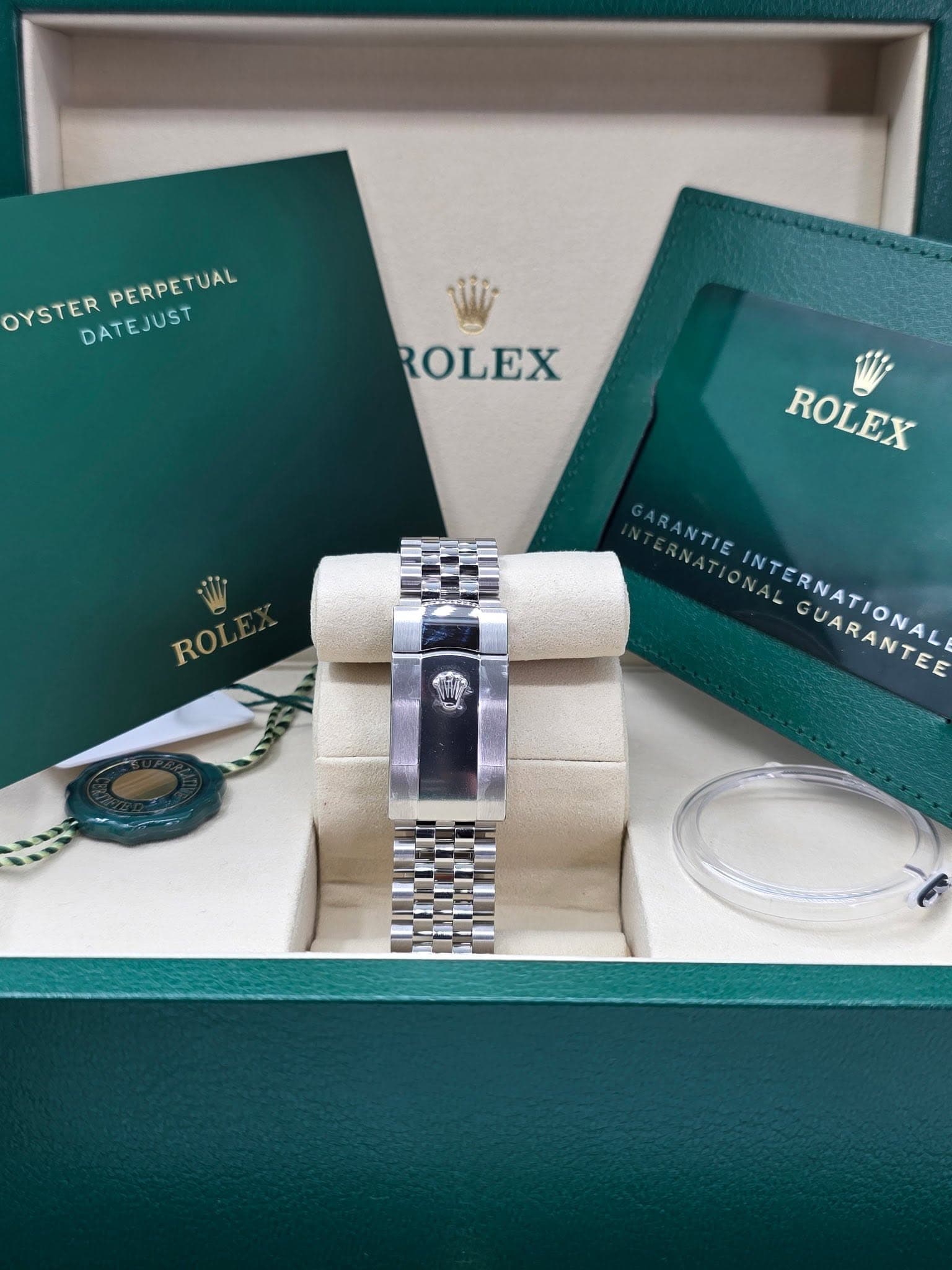 May be an image of wrist watch and text that says 'OYSTER PERPETUAL DATEJUST ROLEX ROLEX ROL ARANTIE NAL MCONEA GUARANTEE INTERNATIONALI GUARANTE'