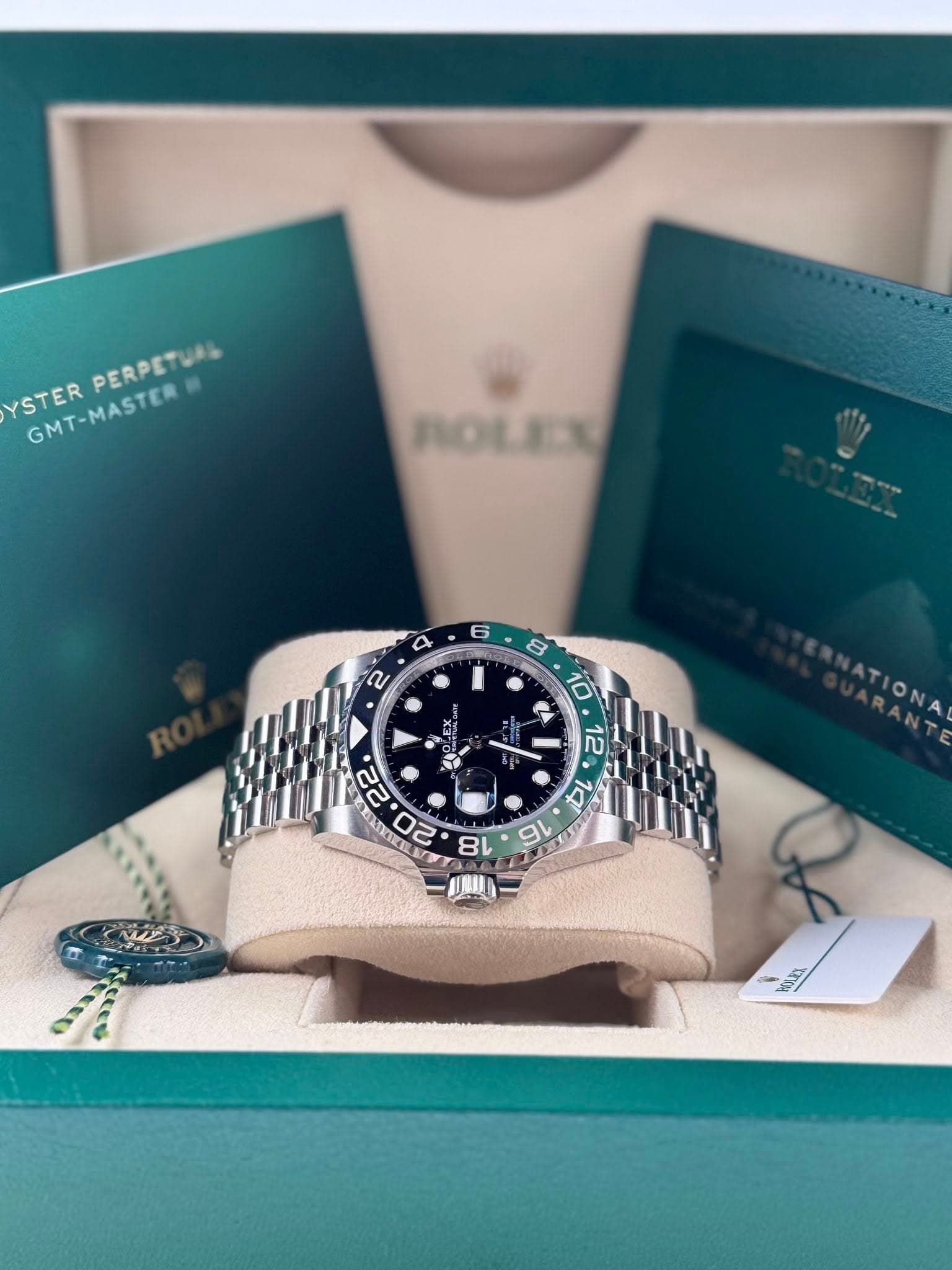 May be an image of wrist watch and text that says 'YSTER STERPEROETUA GMT-MASTER GMT-MASTER PERPETUAL nOLEEX F 12 ATIONA . '
