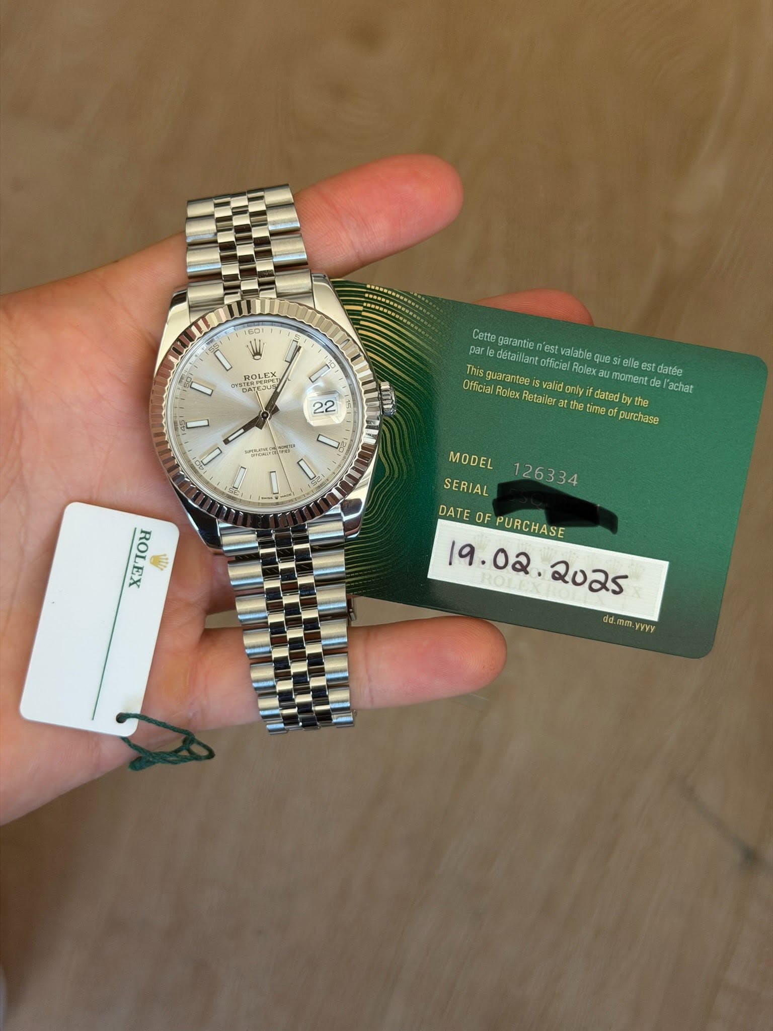 May be an image of wrist watch and text that says 'ROLE 新来下式 유성민C국1 م 22 10ስ Cetto garanbe par détaillant alable que olle Rolex est datée Official Thisguaranteois de achat Rolex…