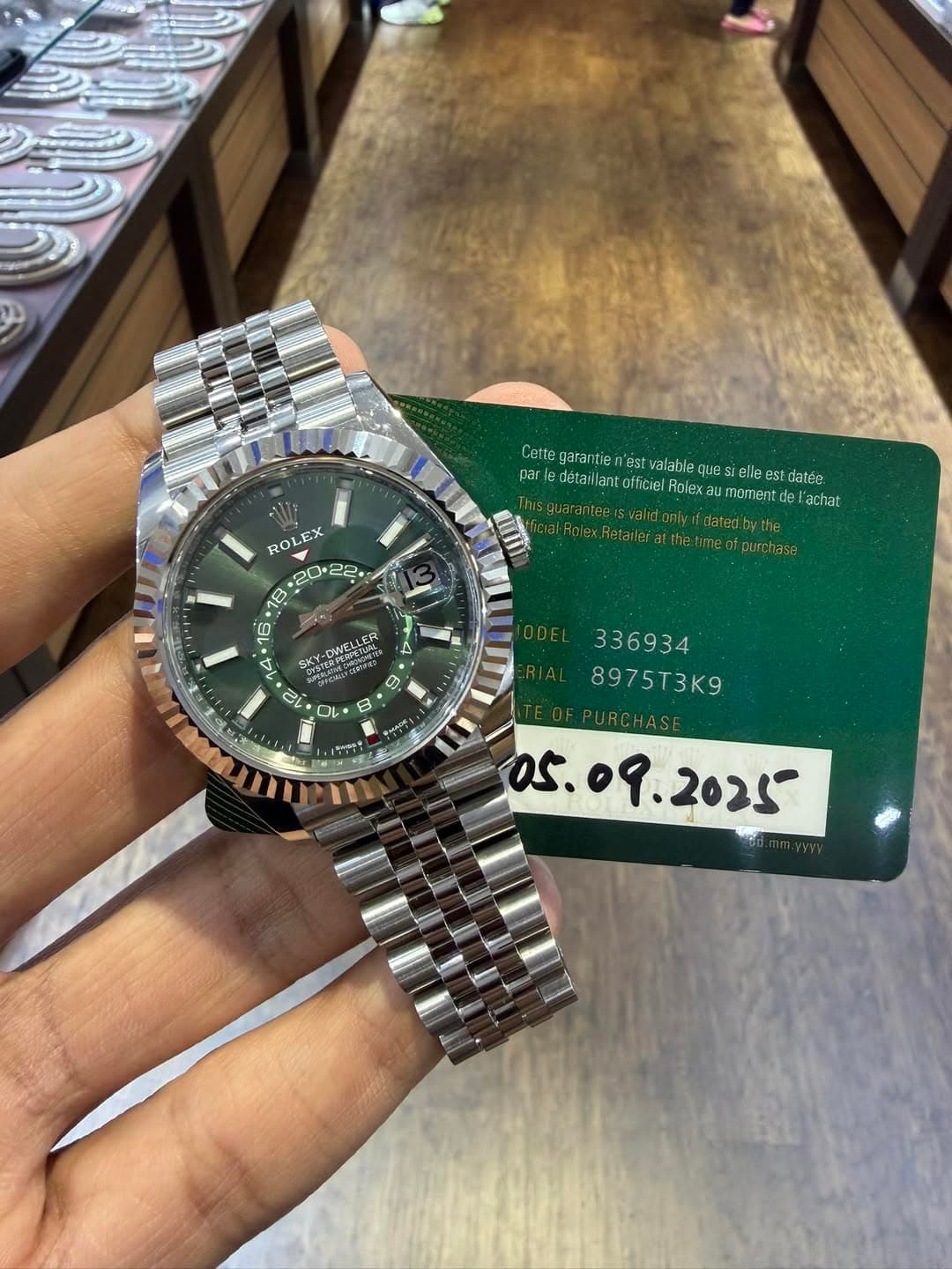 May be an image of wrist watch and text that says 'Celto Celtogarantie talaguatisn pariedaeaee garant n'es valable quesi eí! par detallant lant officiel a nOΠ4 ΑΙΠΟΙ ile le…