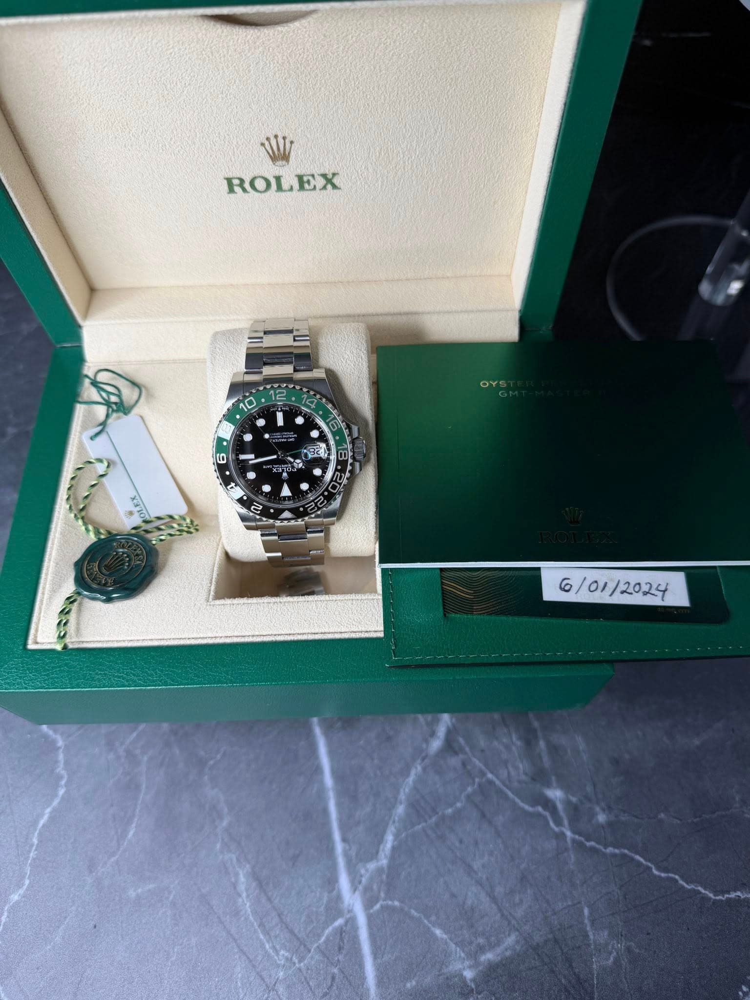 May be an image of wrist watch and text that says 'W ROLEX 10 មក மி 3ất 6/01/ '
