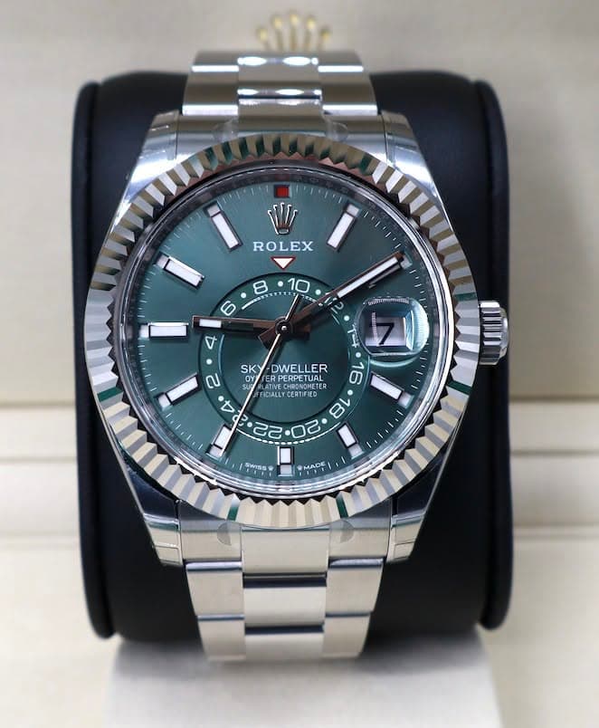 May be an image of wrist watch and text that says 'W ROLEX 8 8:10 10 exe 6 ٧ 76 SKY KYDWELLER DWELLER በ OT OY PERPETUA OMETER PERLTE TUAL TER FICIALLY CECTU CERTIFIED RTIFIE…