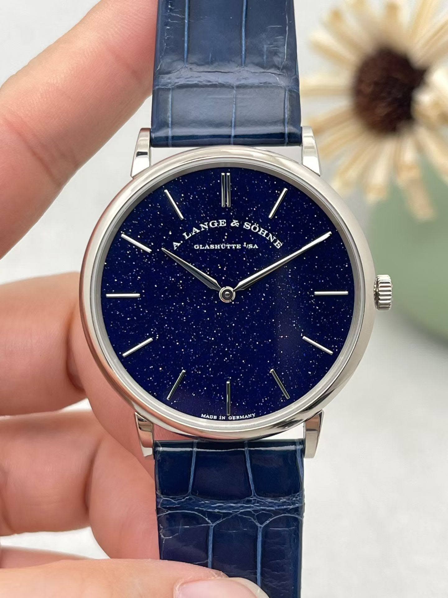 May be an image of wrist watch and text that says '1 I % உக LAI LANGE NGE ፭ SOHNE SSA ስ GLASHUTTES GLASHUTTE MADH IN GERMANY'