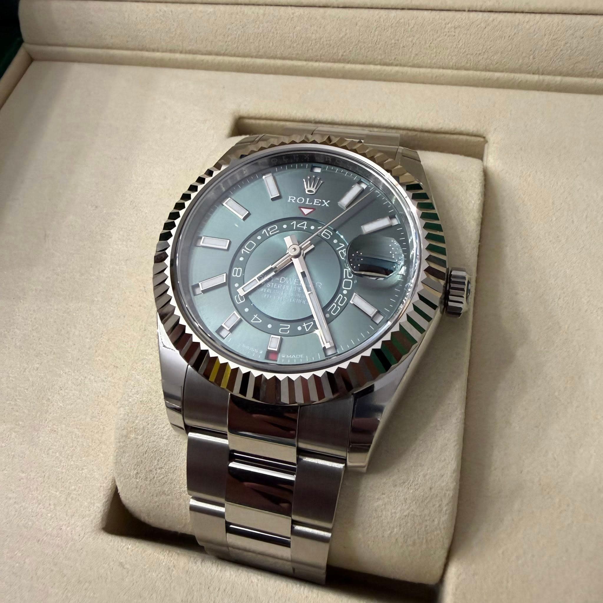May be an image of wrist watch and text that says 'W ROLEX LEX ・1℃ 20 3C E 4 ณ 2 A'