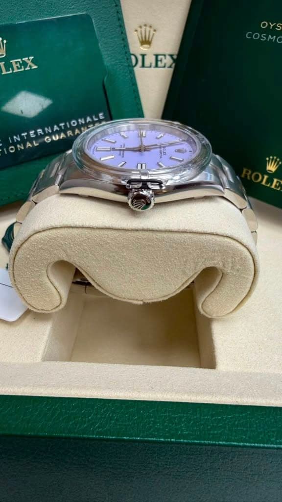 May be an image of wrist watch and text that says 'LEX EX OYS OSMO OLEX OLE INTERNATIONALE NTERNATAONALE GUARANEA ONAL'