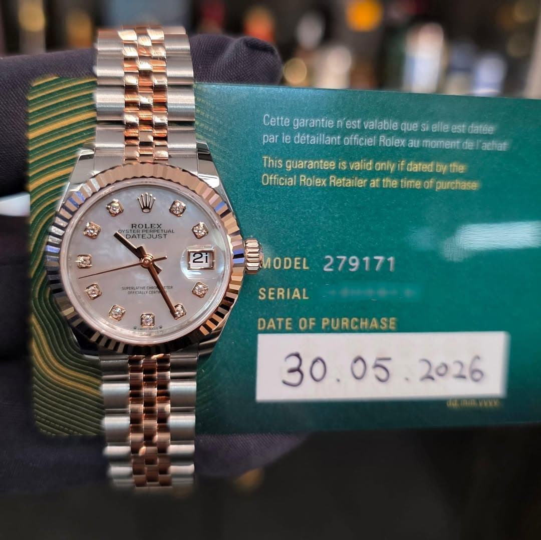 May be an image of wrist watch and text that says 'Cette garantie 'est alable que elle est datée par le détaillant officiel Rolex au moment del achar This gua guarantee is valid…