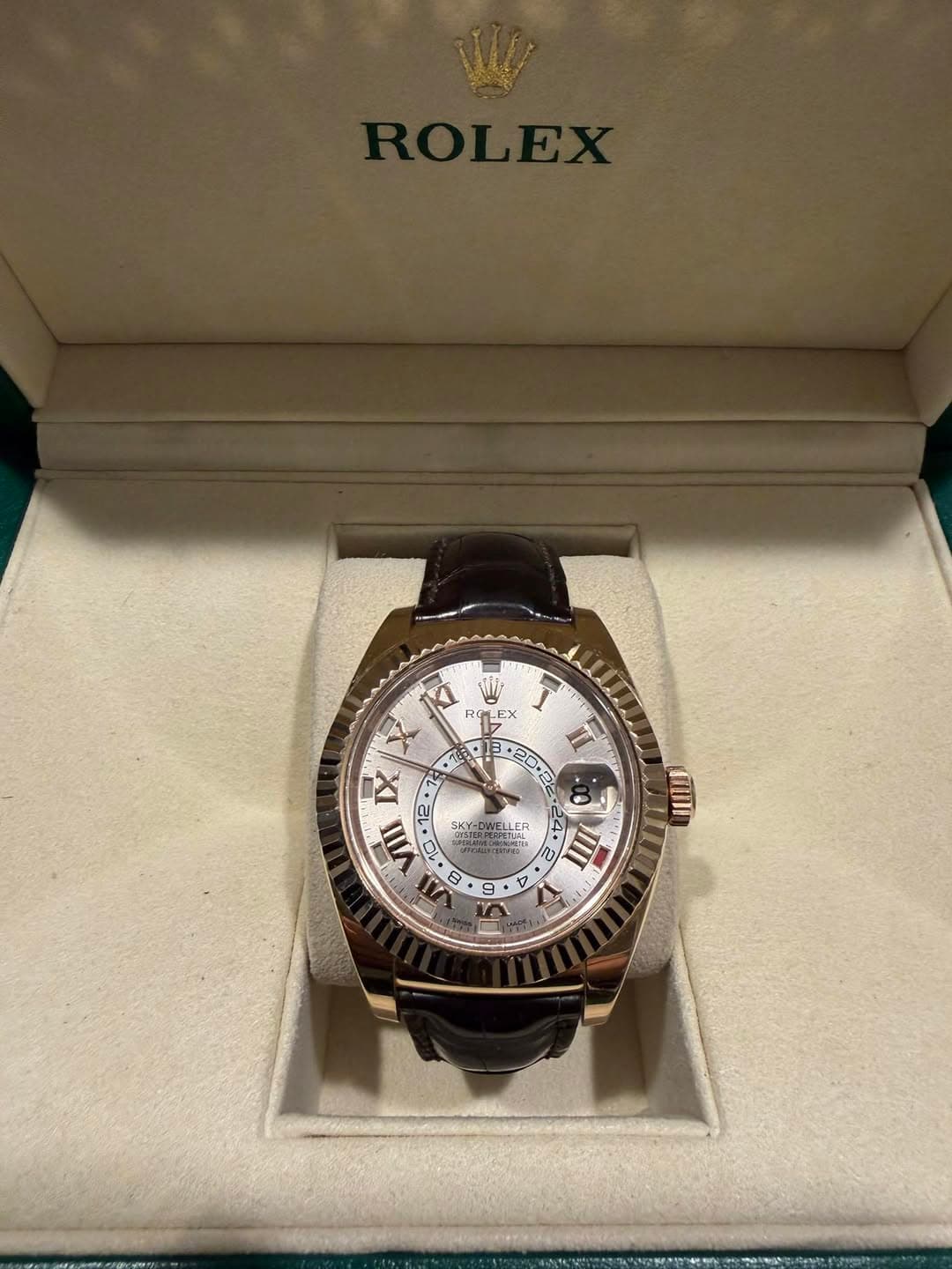 May be an image of wrist watch and text that says '13 20.2 KT R4 LEX EX X I VII 10 12 SKY-DWELLEF 家天 のどん 一 LER دمة S EK BRS S ባኒ 5 III 8 U 9 a IUI'