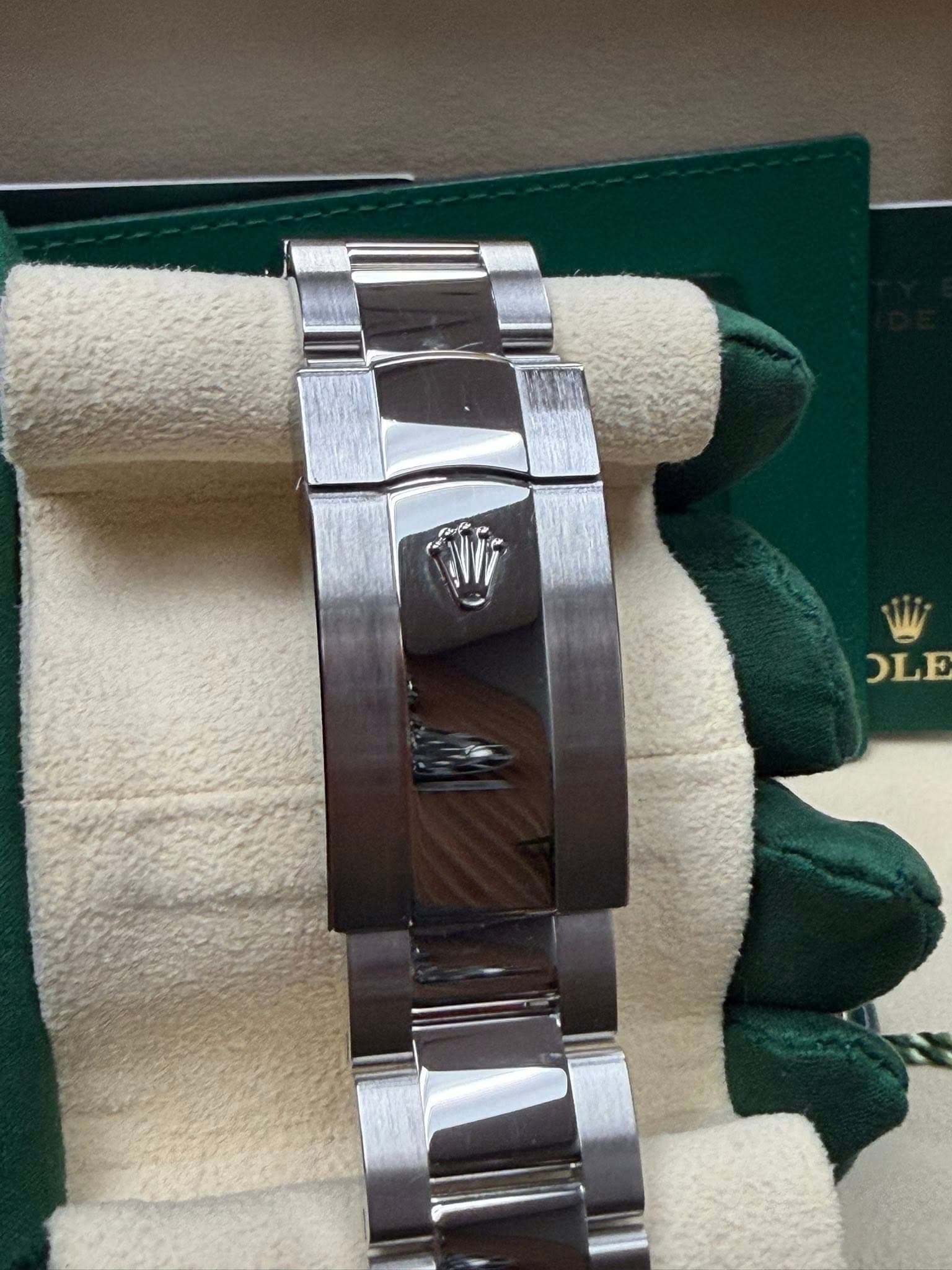 May be an image of wrist watch and text that says 'NWF e OLE OLE'