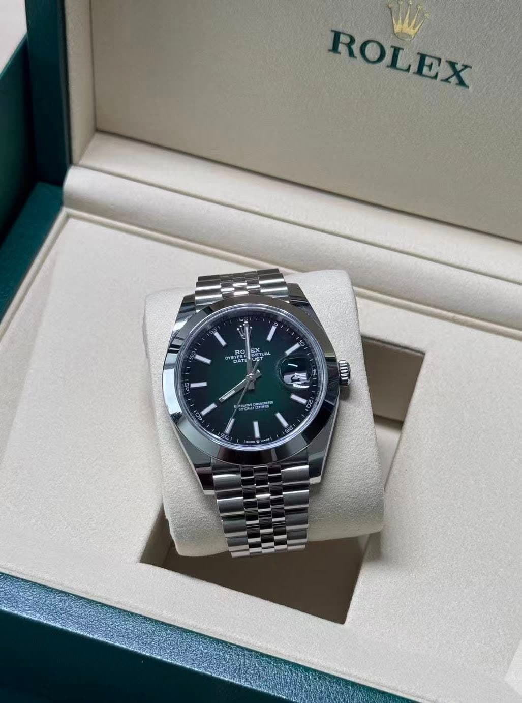 May be an image of wrist watch and text that says 'ROLEX ROLEX R RO DATE X 观) แ GHIA P'