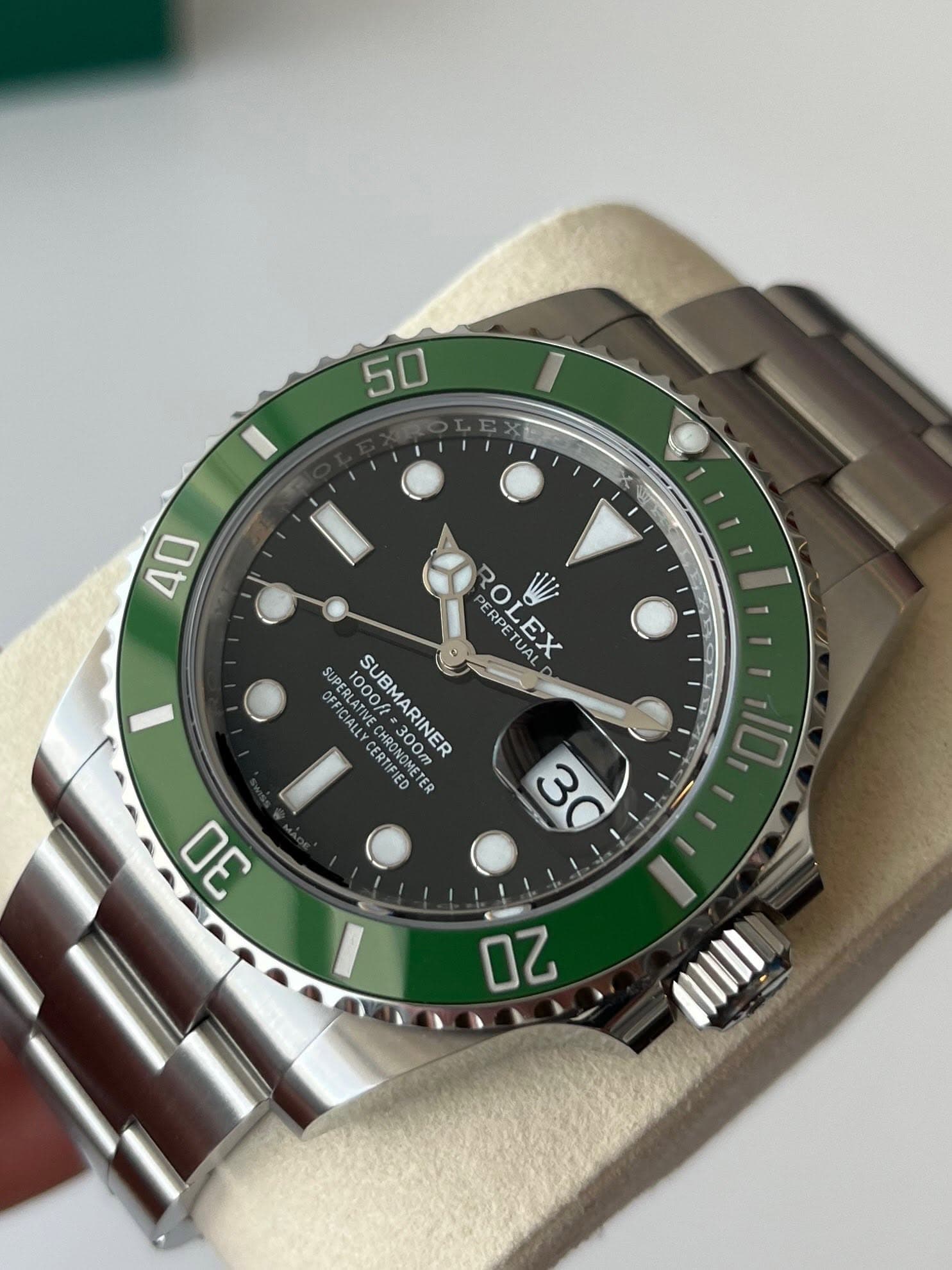 May be an image of wrist watch and text that says '50 0 PERPE ERPETUA OLFV RDC LEX I TUAI TUAT ለ EY OFFICIALLY PERLATT OFFLATIE PEROO SUPERLATIVEC EOLTIVE 1000ft= SUBMARINER 30ER…